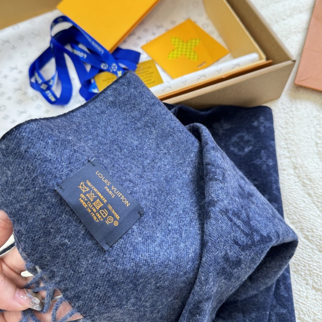 LV scarf
