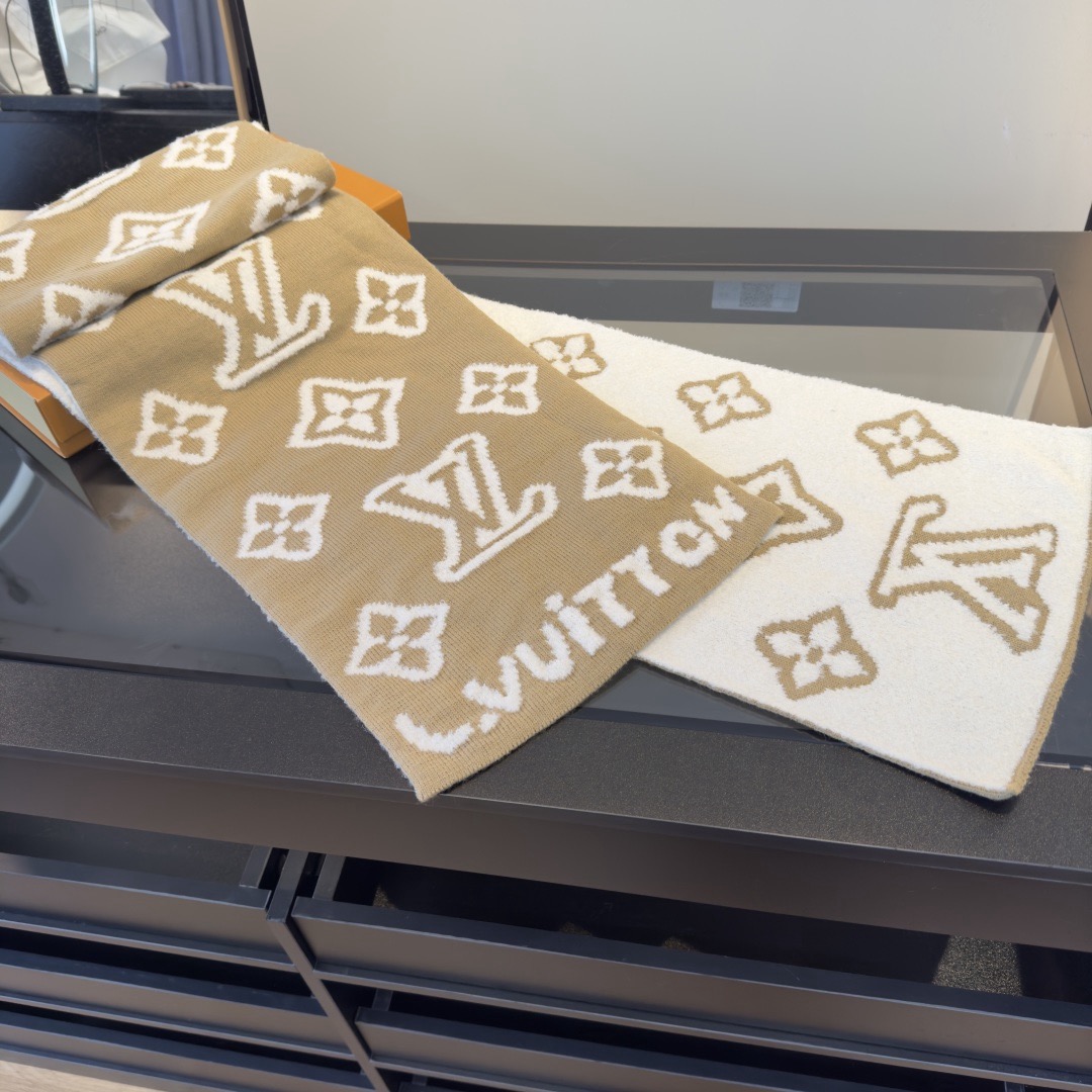LV scarf