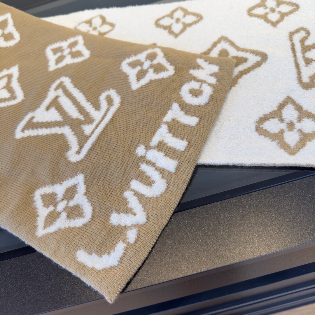 LV scarf