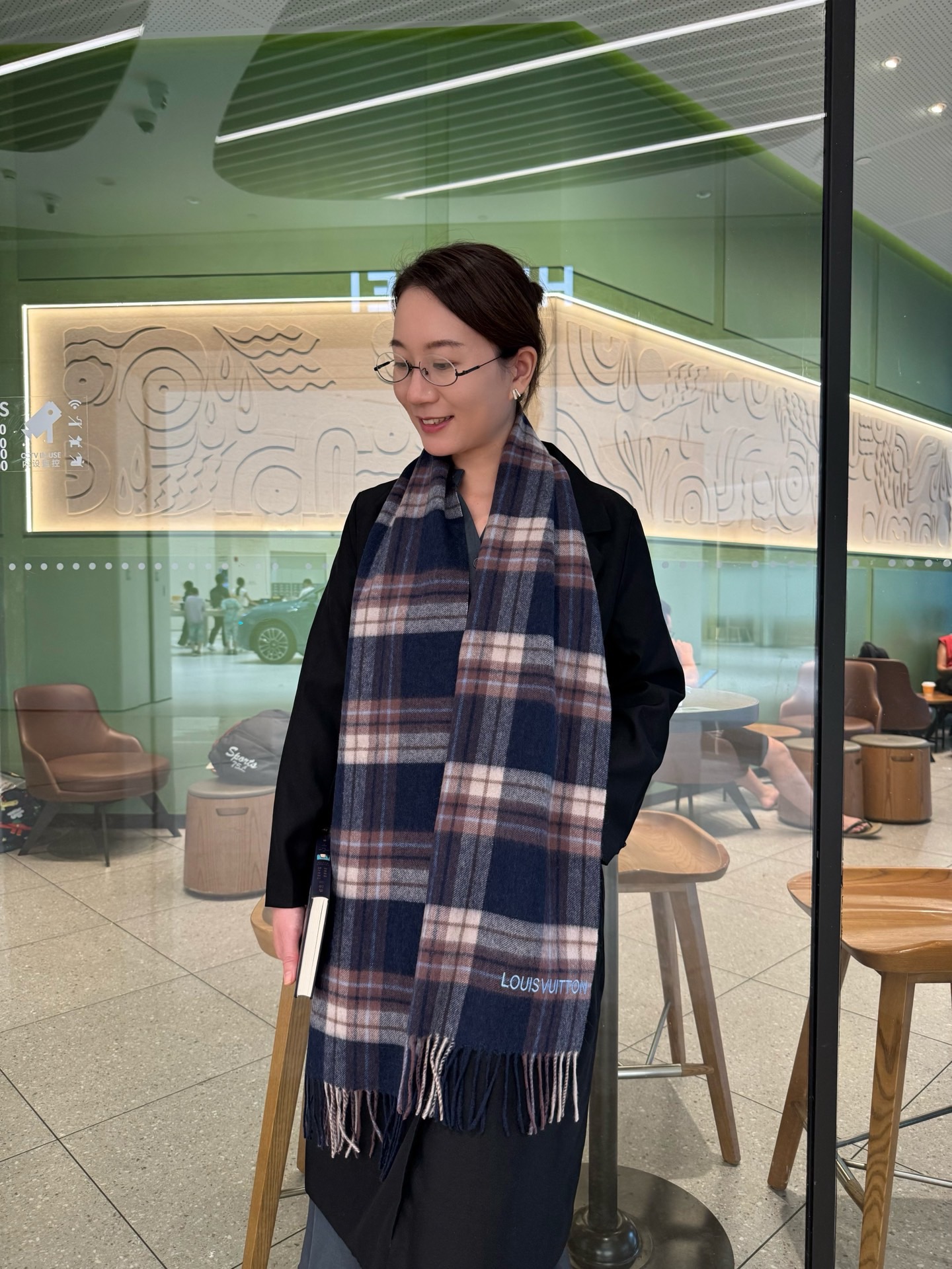 LV scarf