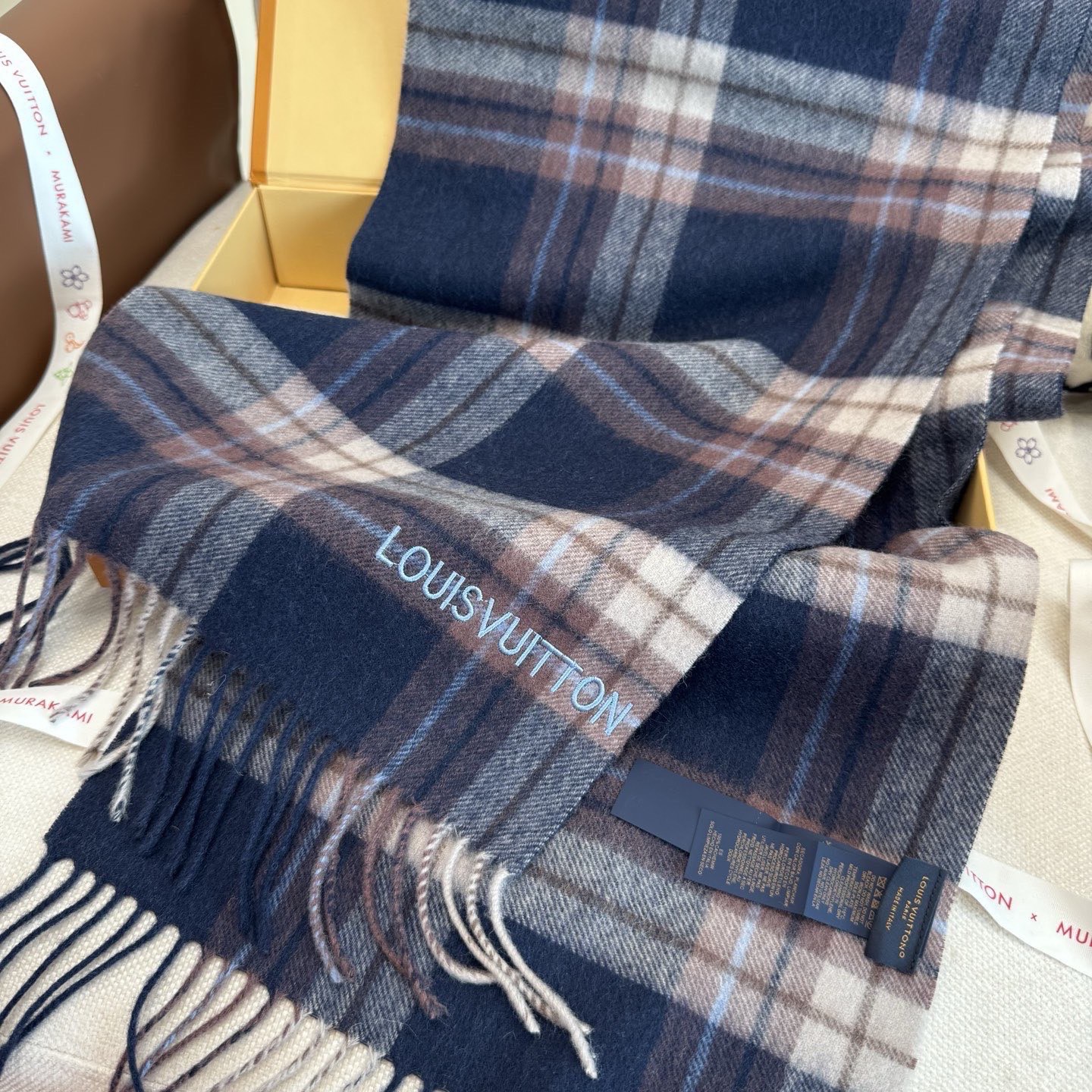 LV scarf