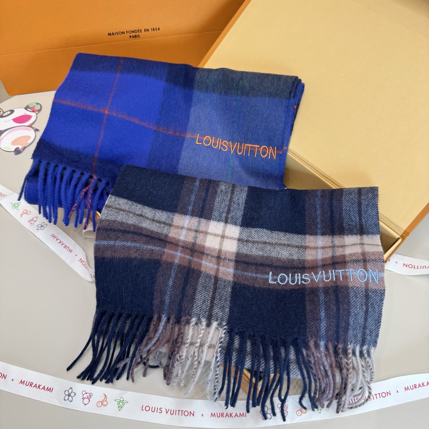 LV scarf