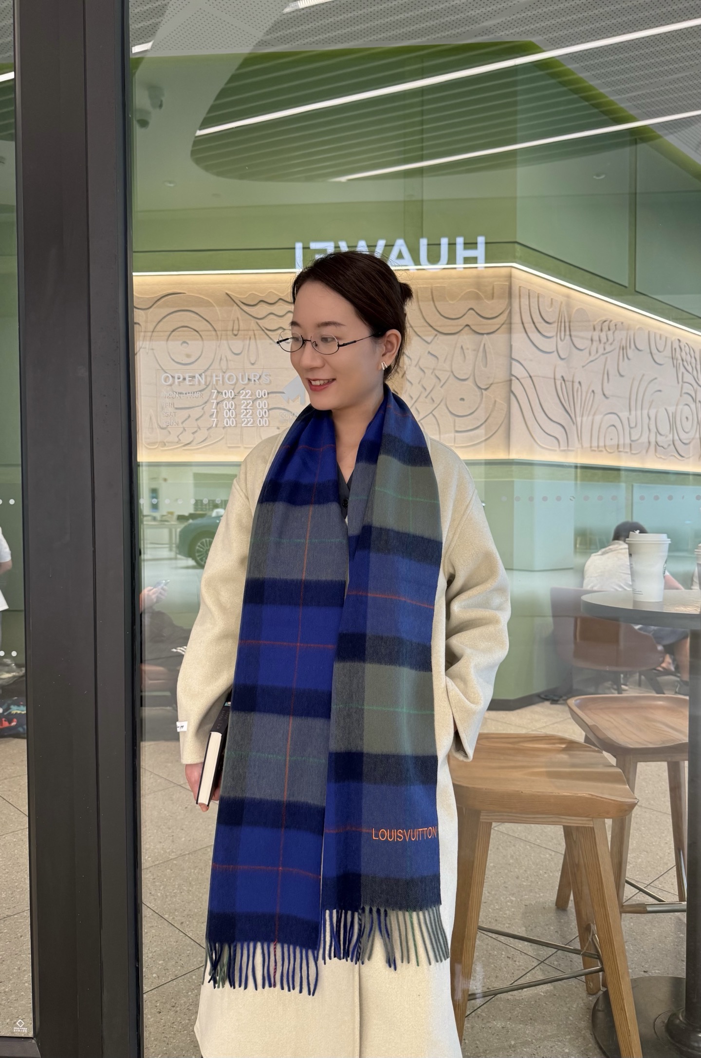 LV scarf