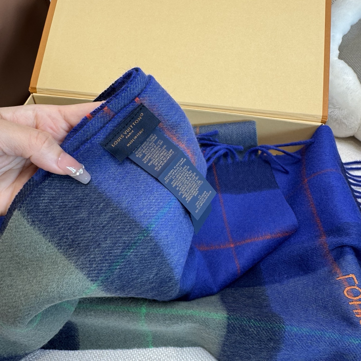 LV scarf