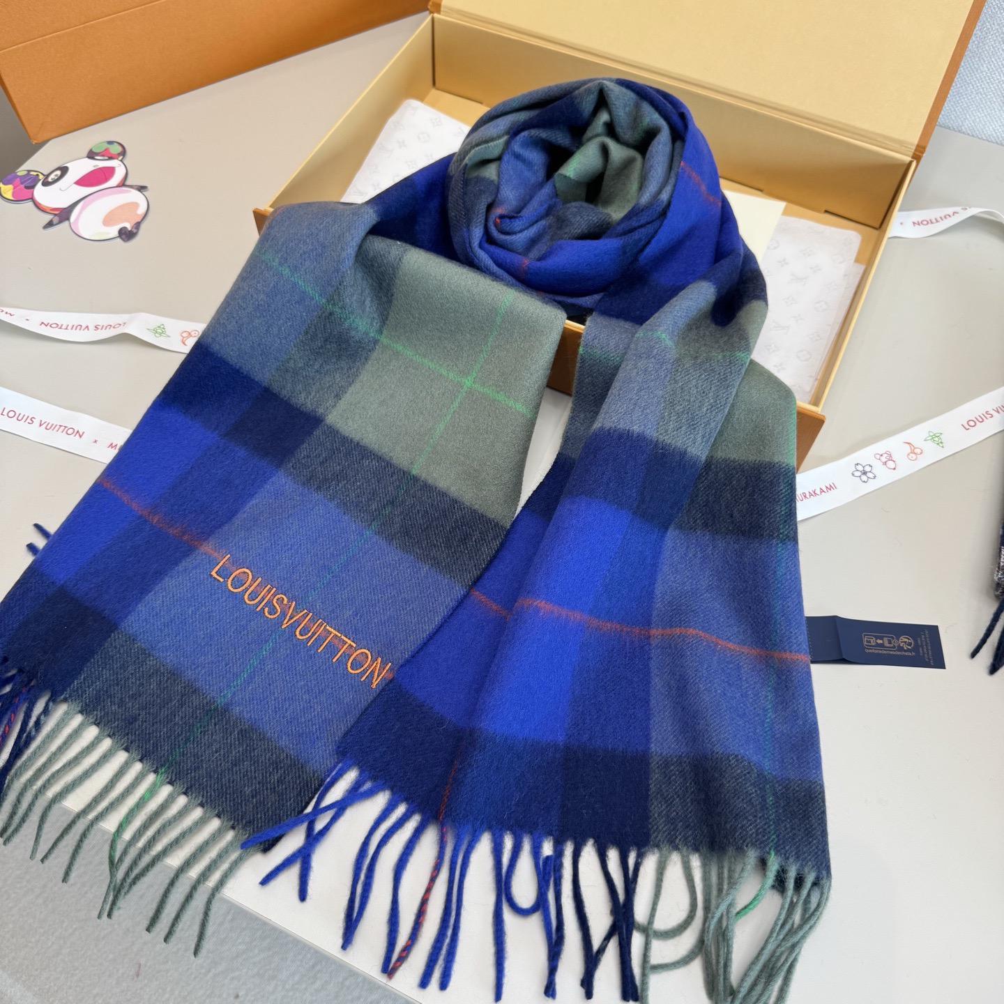 LV scarf