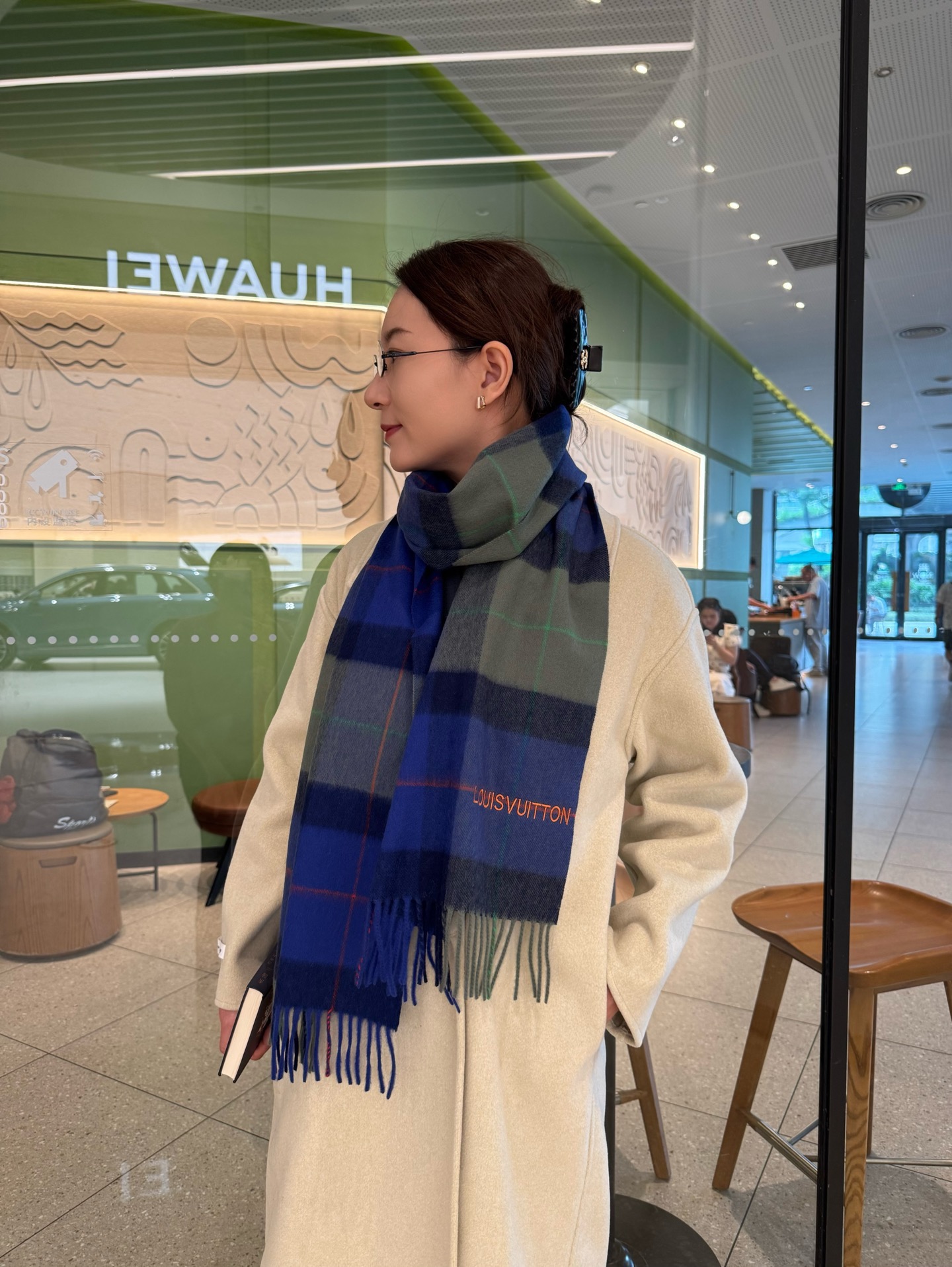 LV scarf