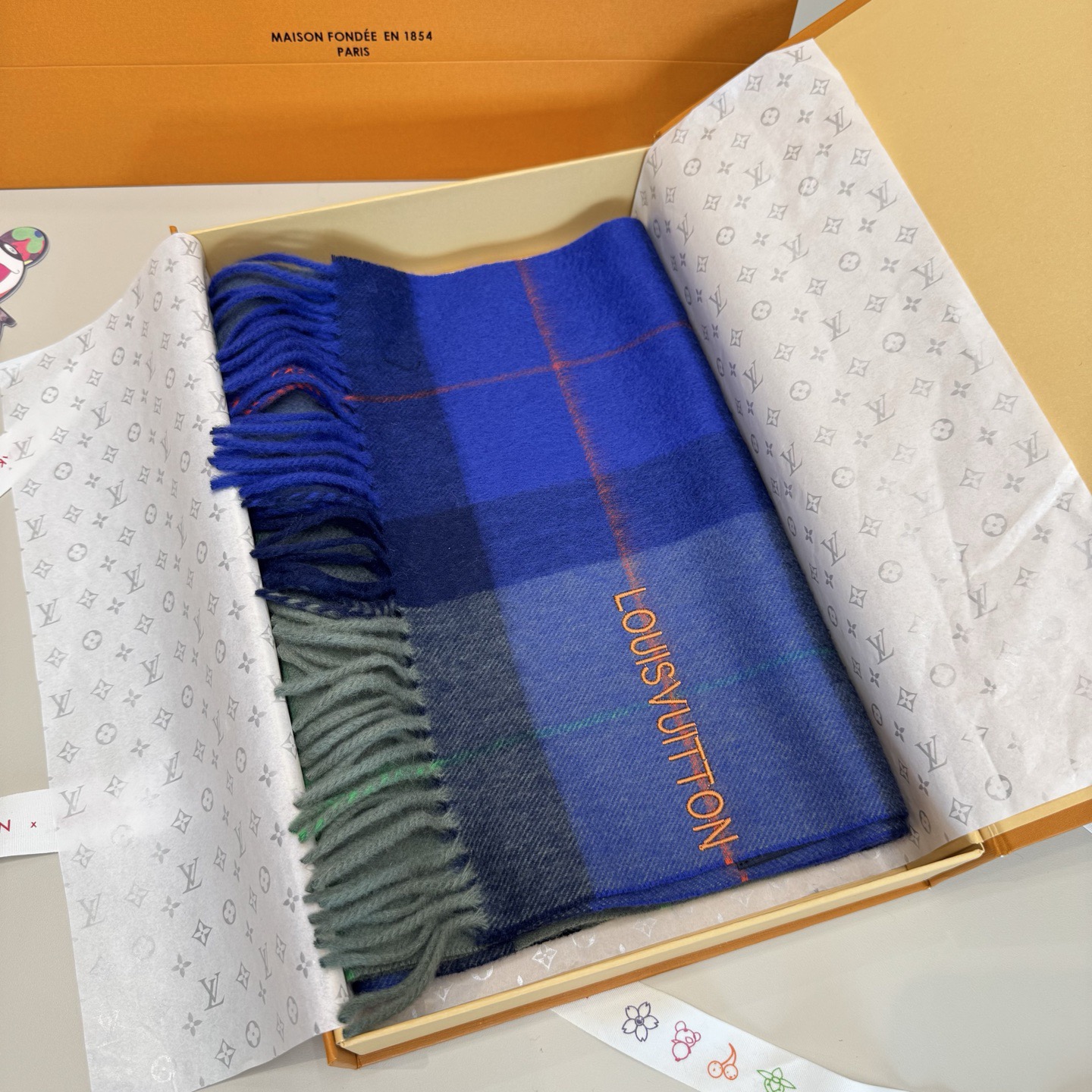LV scarf