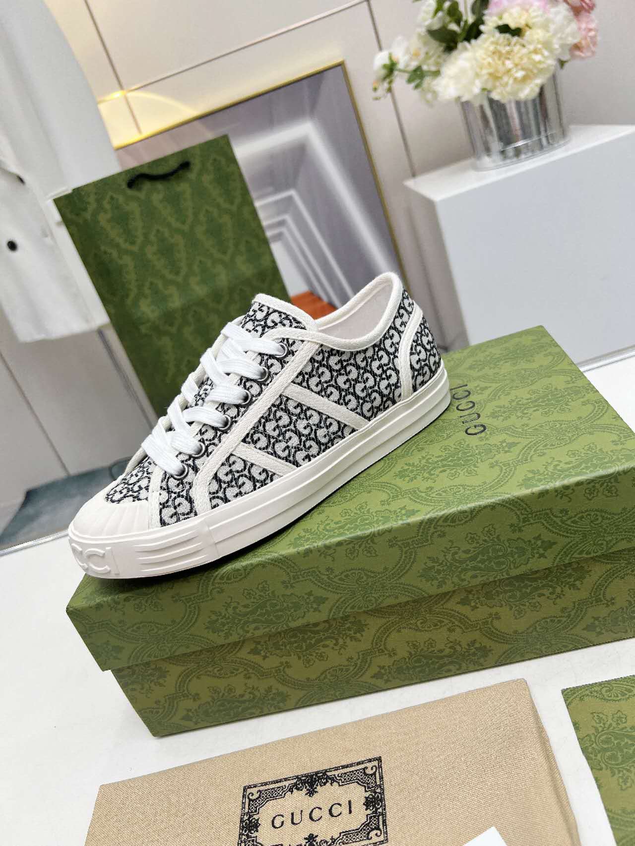 Gucci shoe