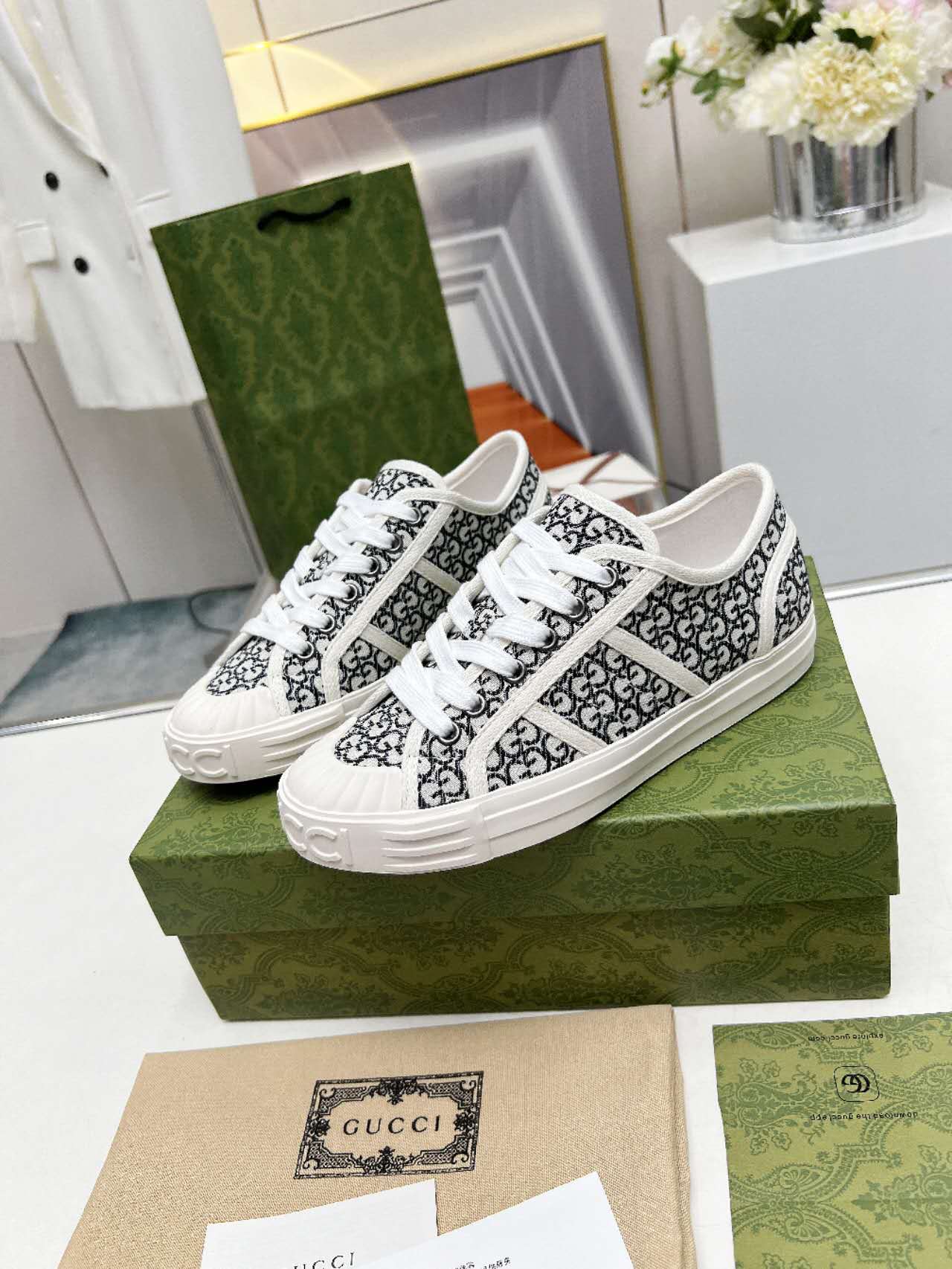 Gucci shoe