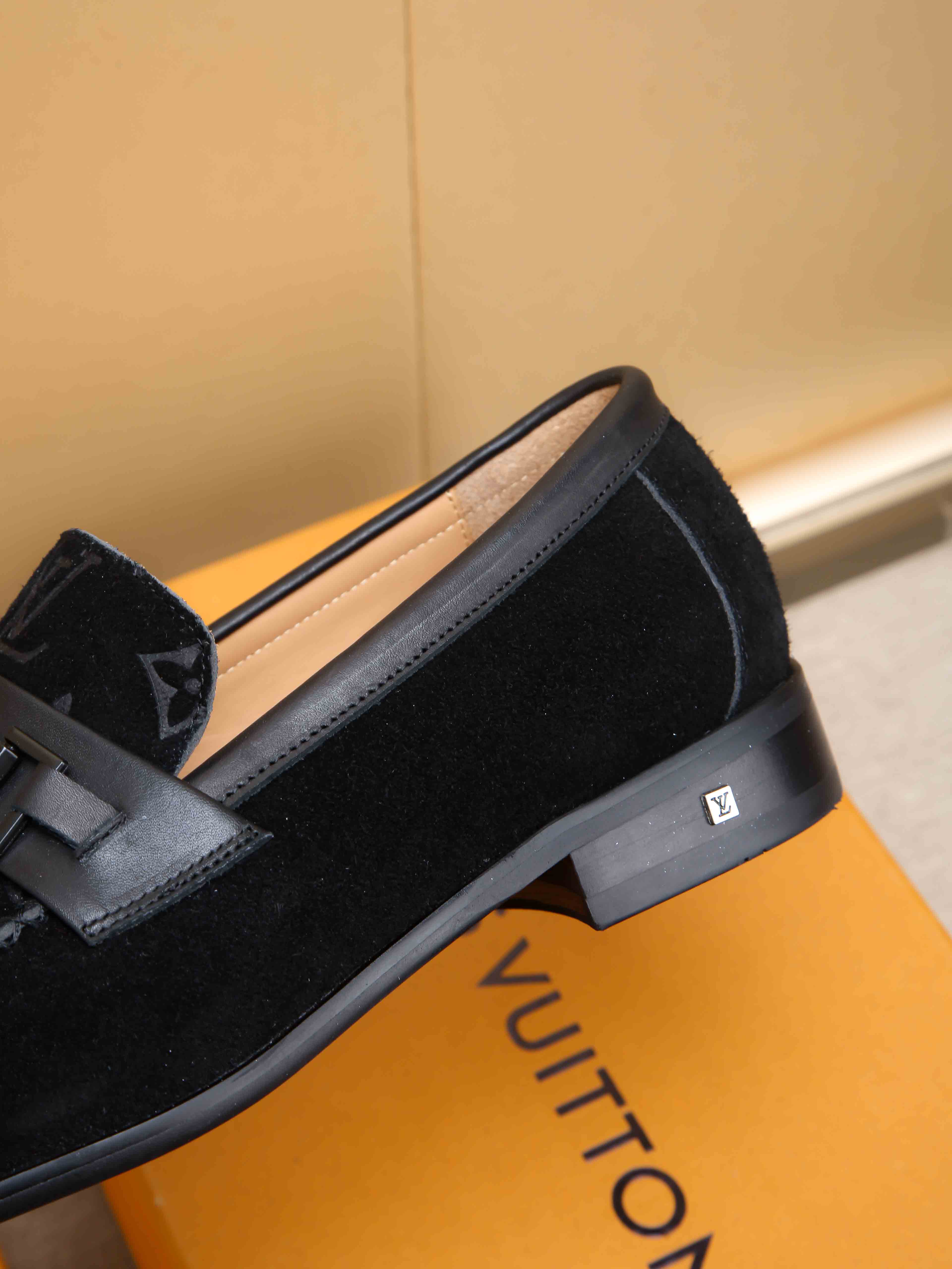 LV shoe