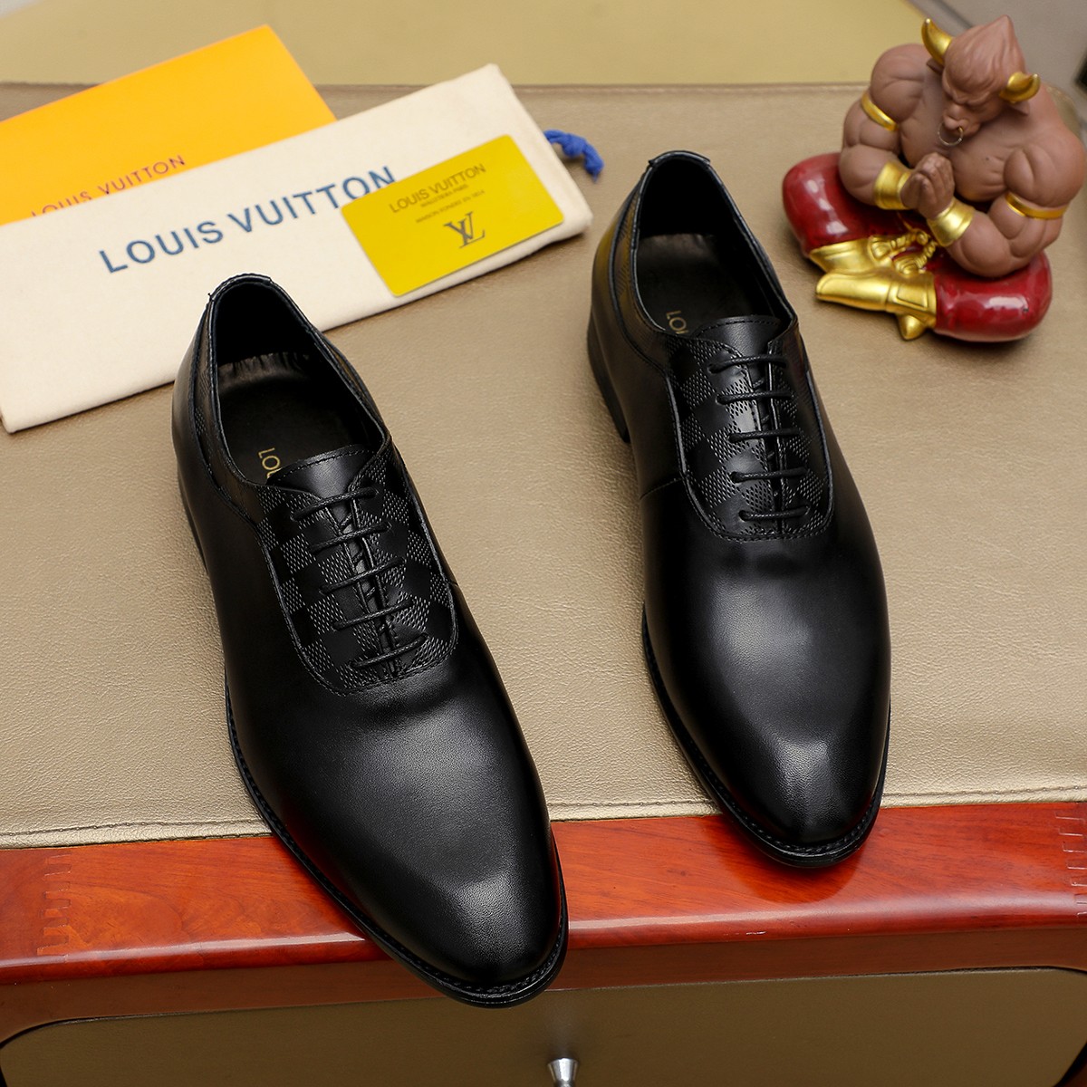 LV shoe