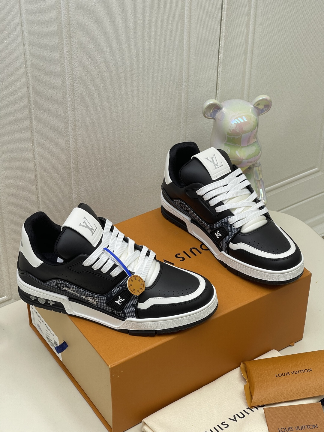 LV shoe