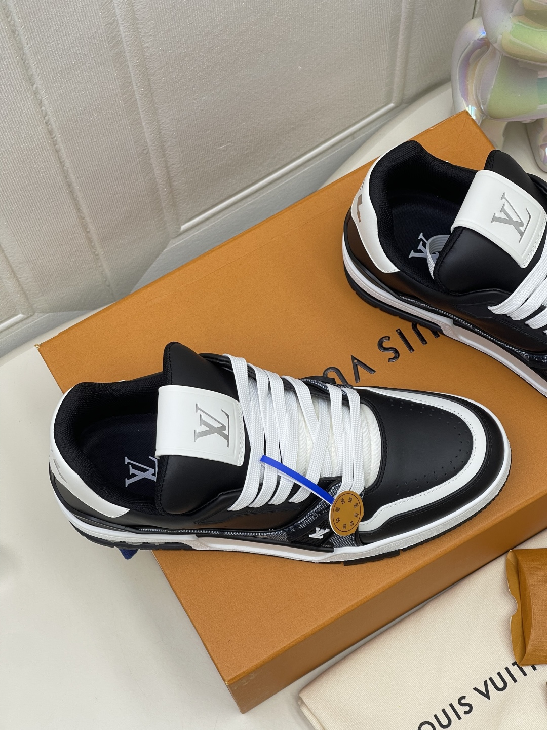LV shoe