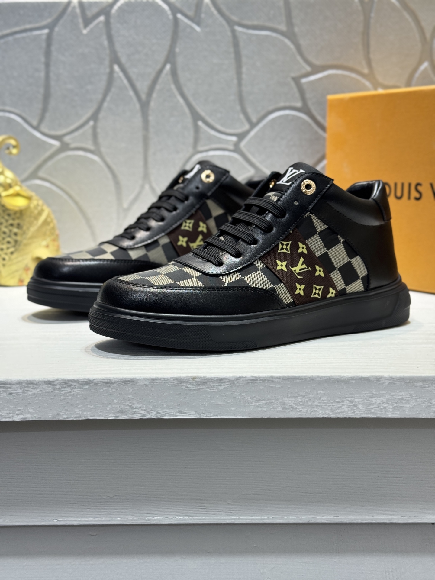 LV shoe