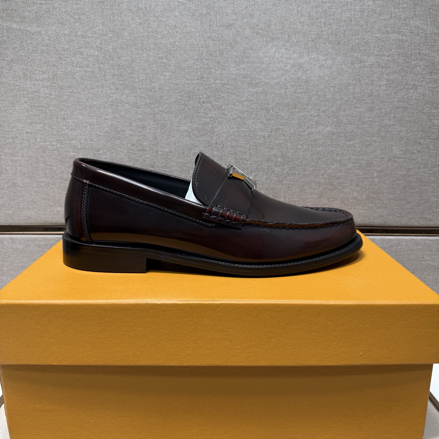LV shoe