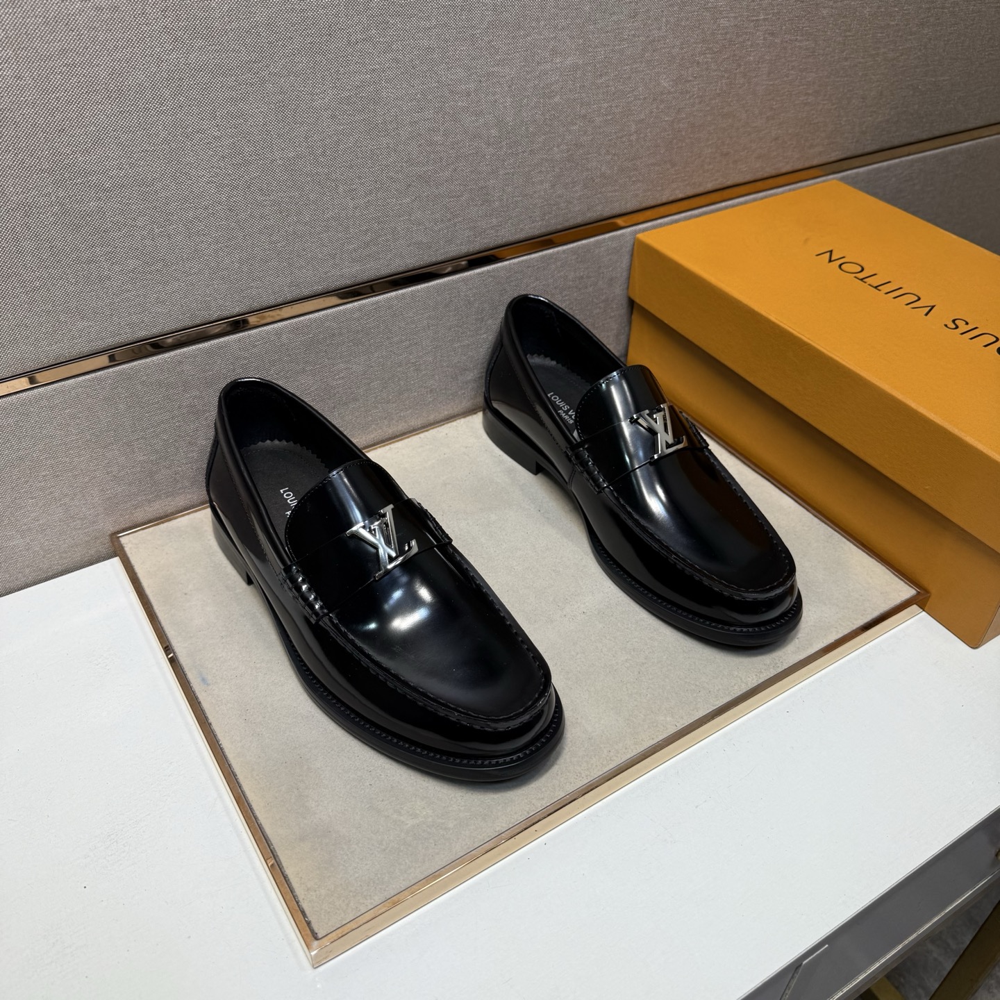 LV shoe