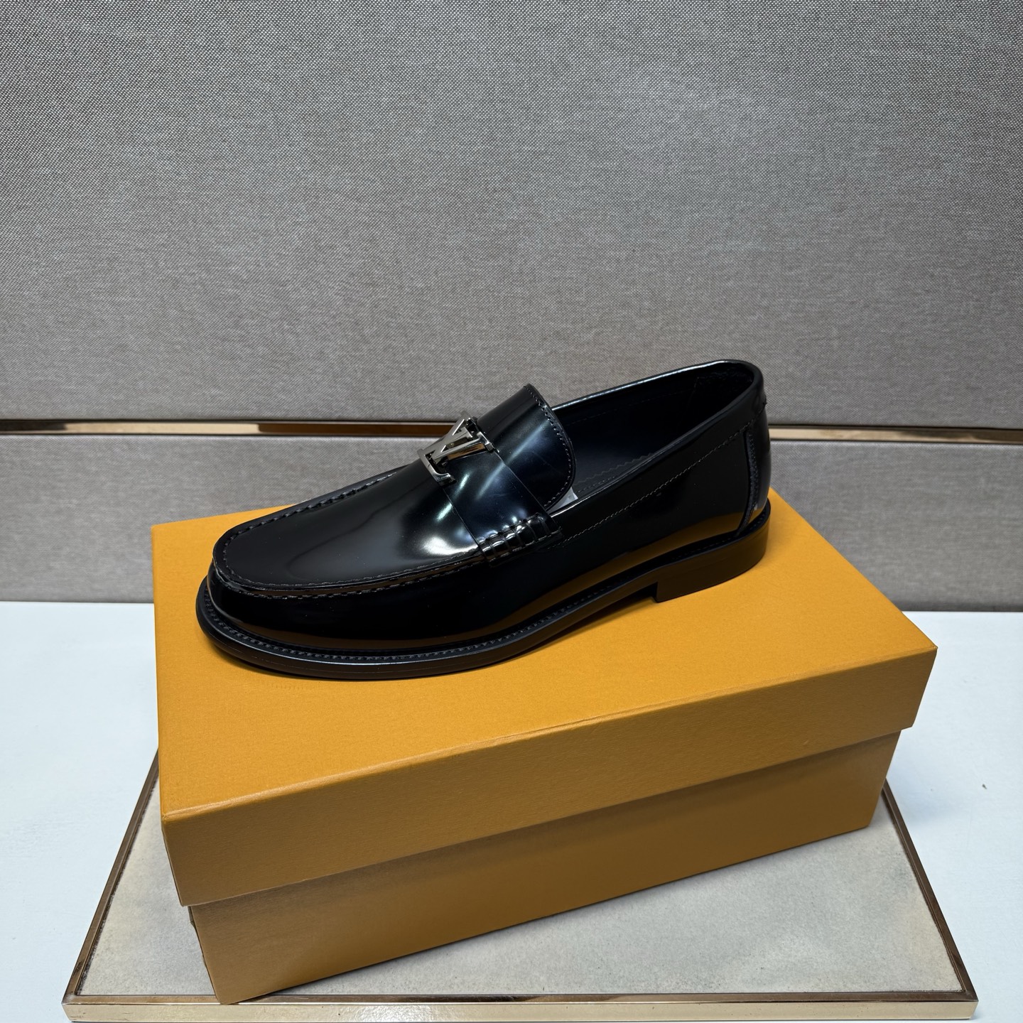 LV shoe
