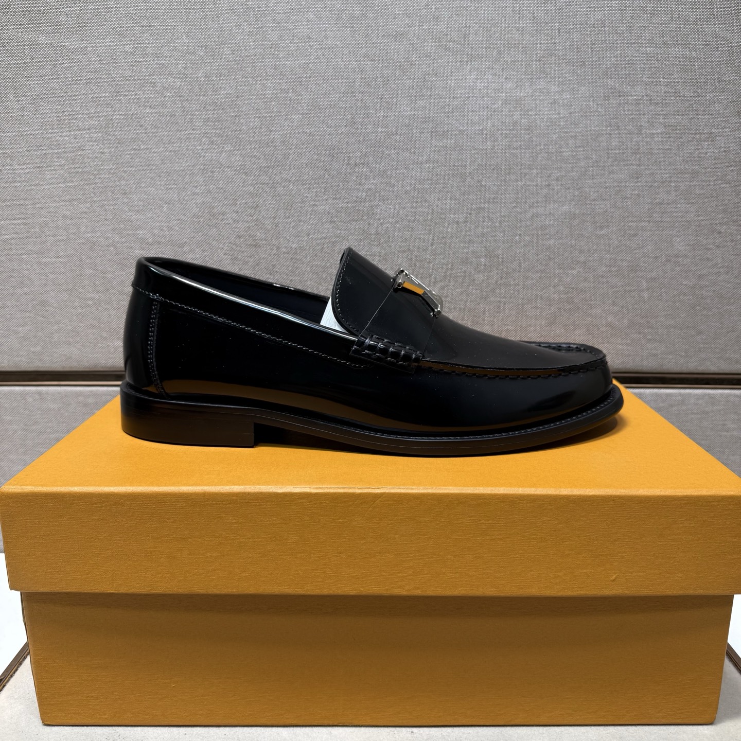 LV shoe