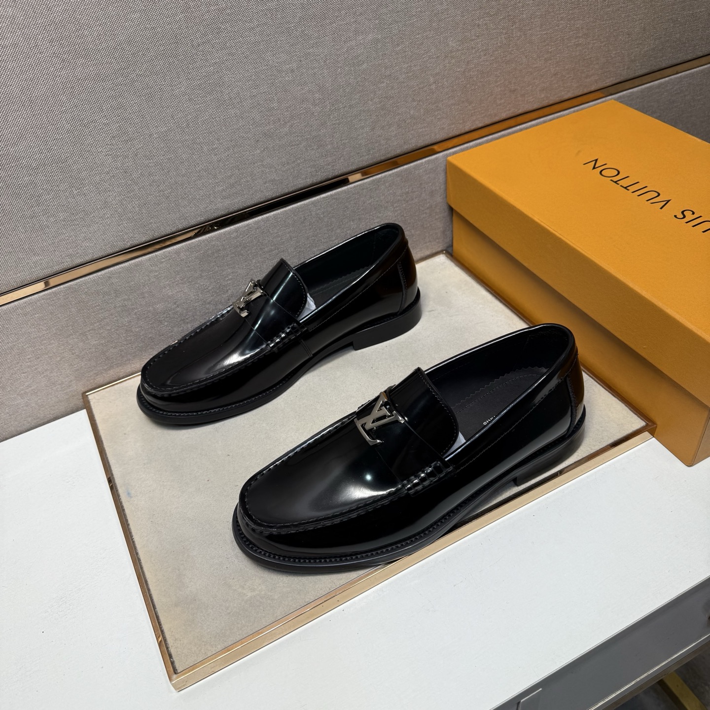 LV shoe