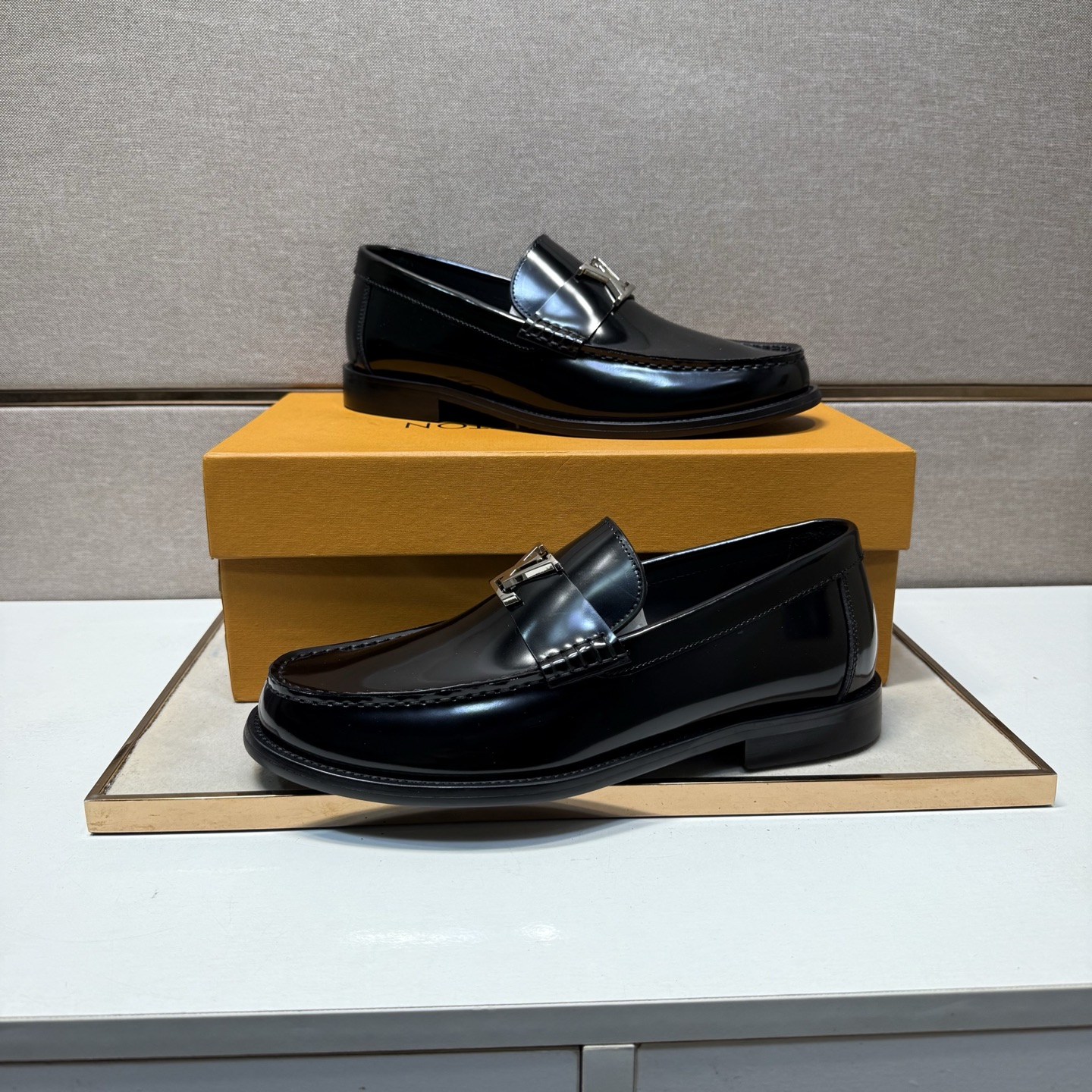 LV shoe