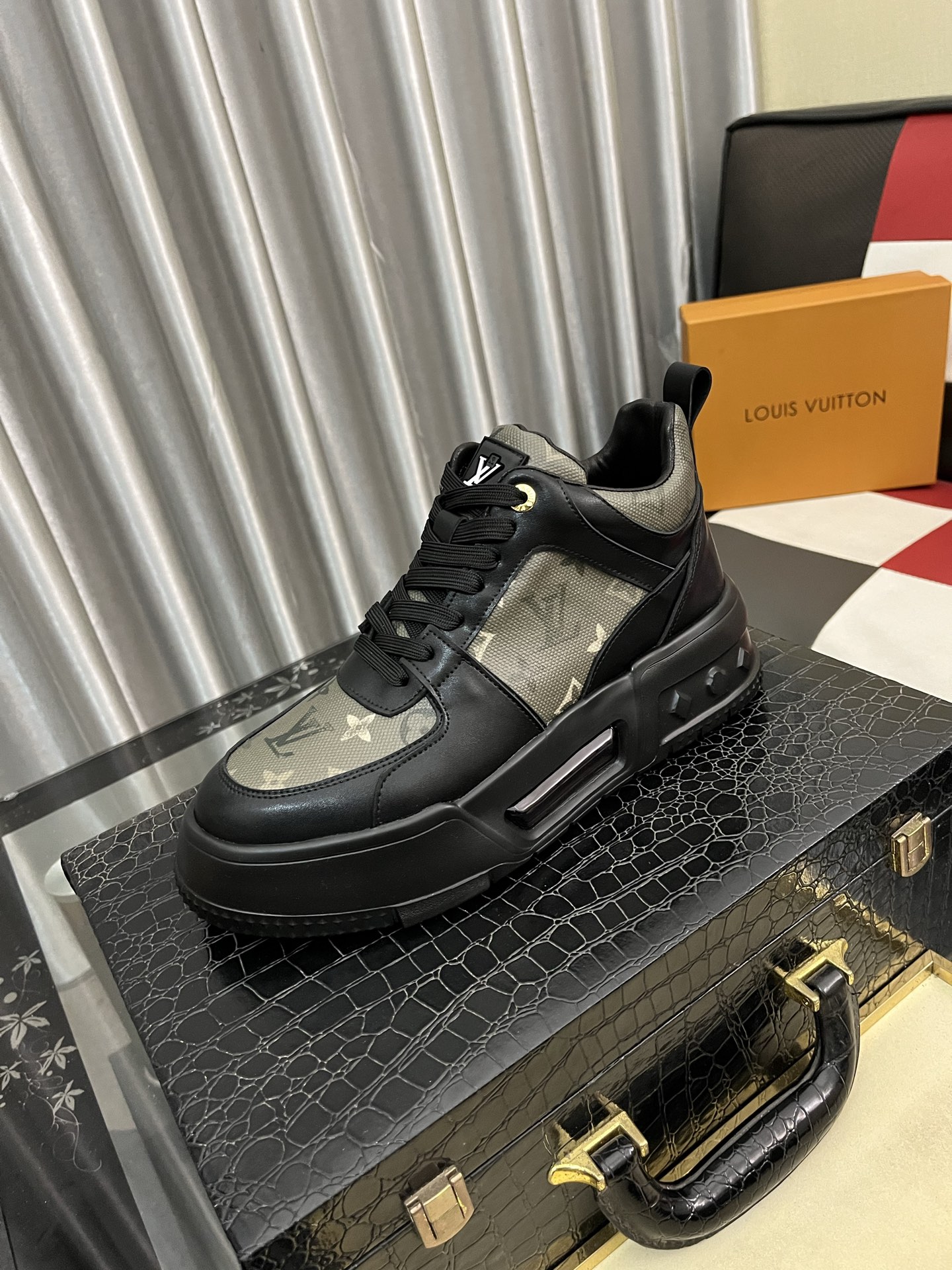 LV shoe