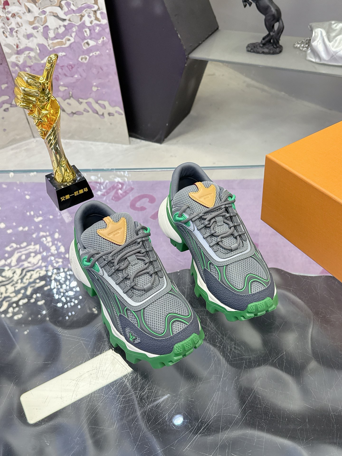 LV shoe