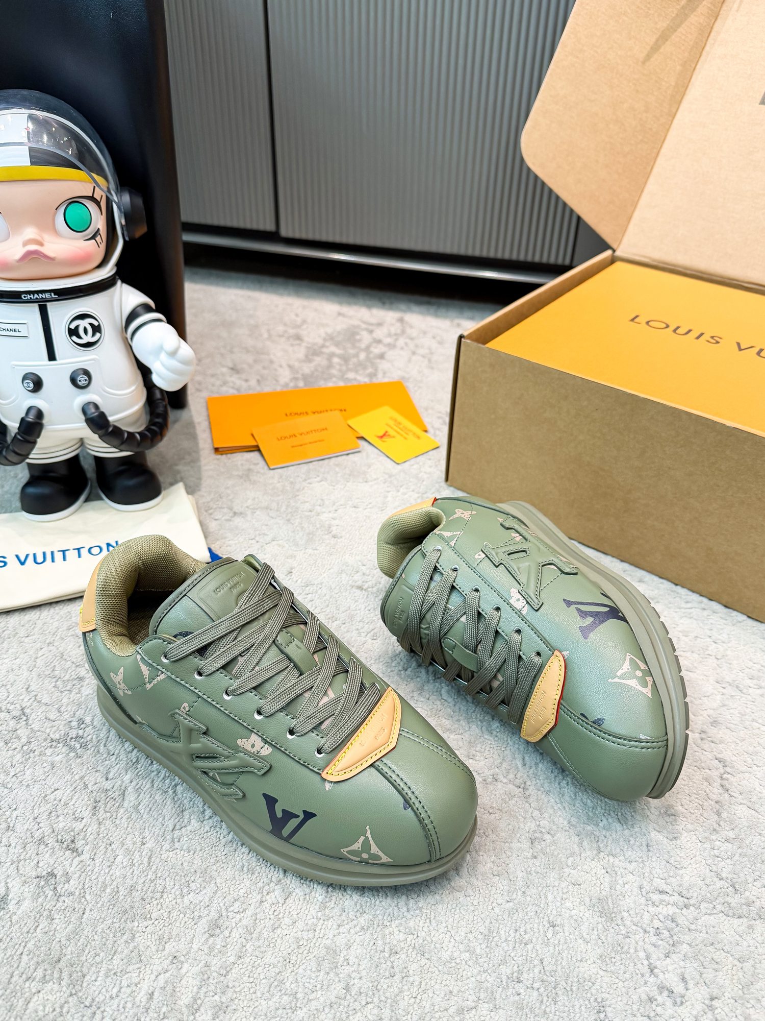 LV shoe
