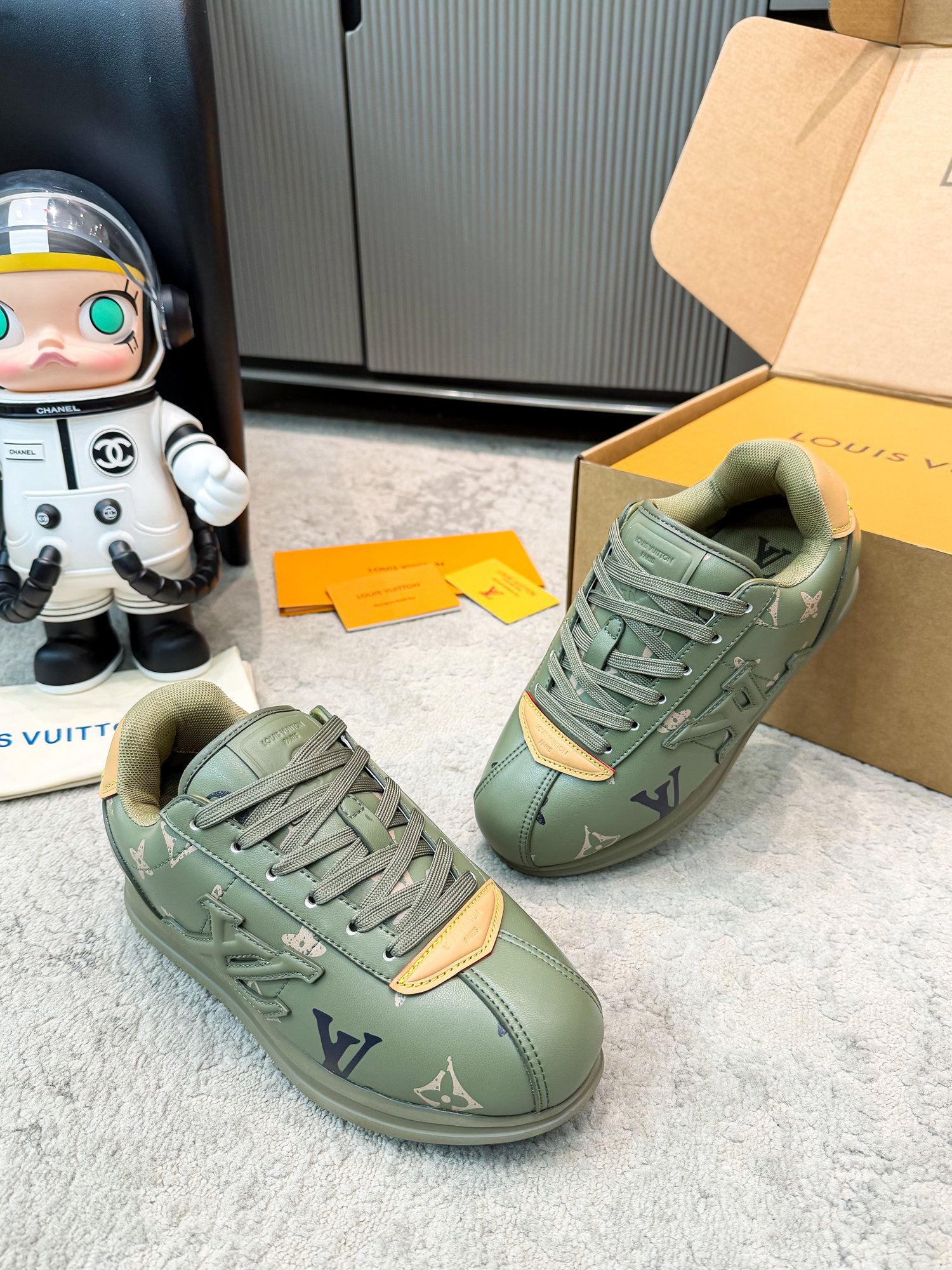 LV shoe