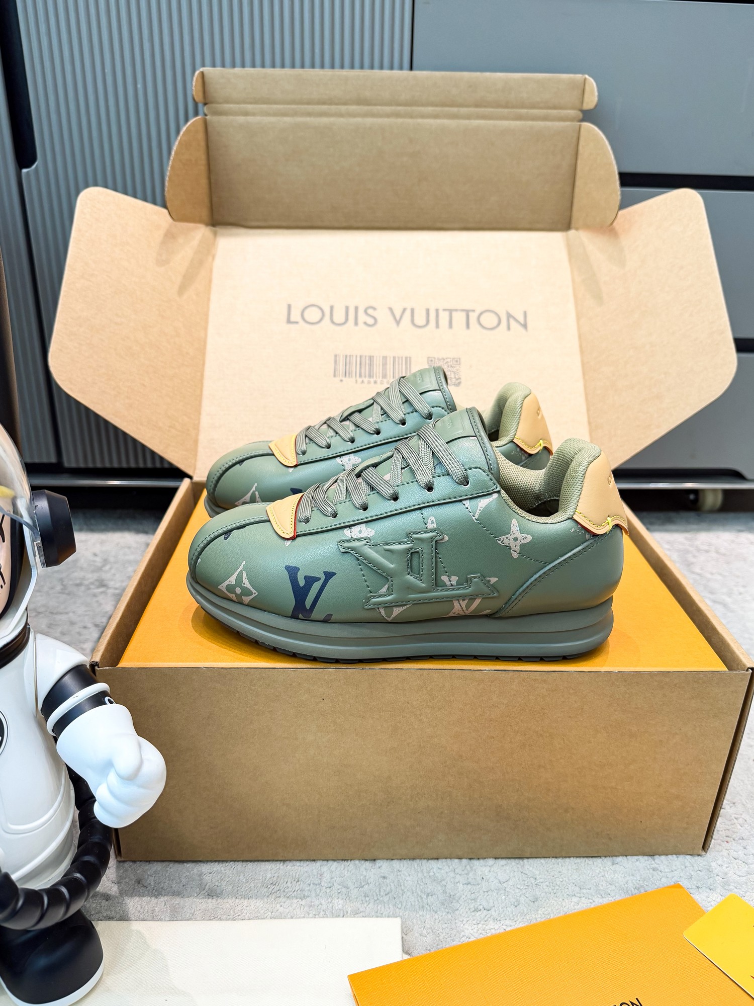 LV shoe