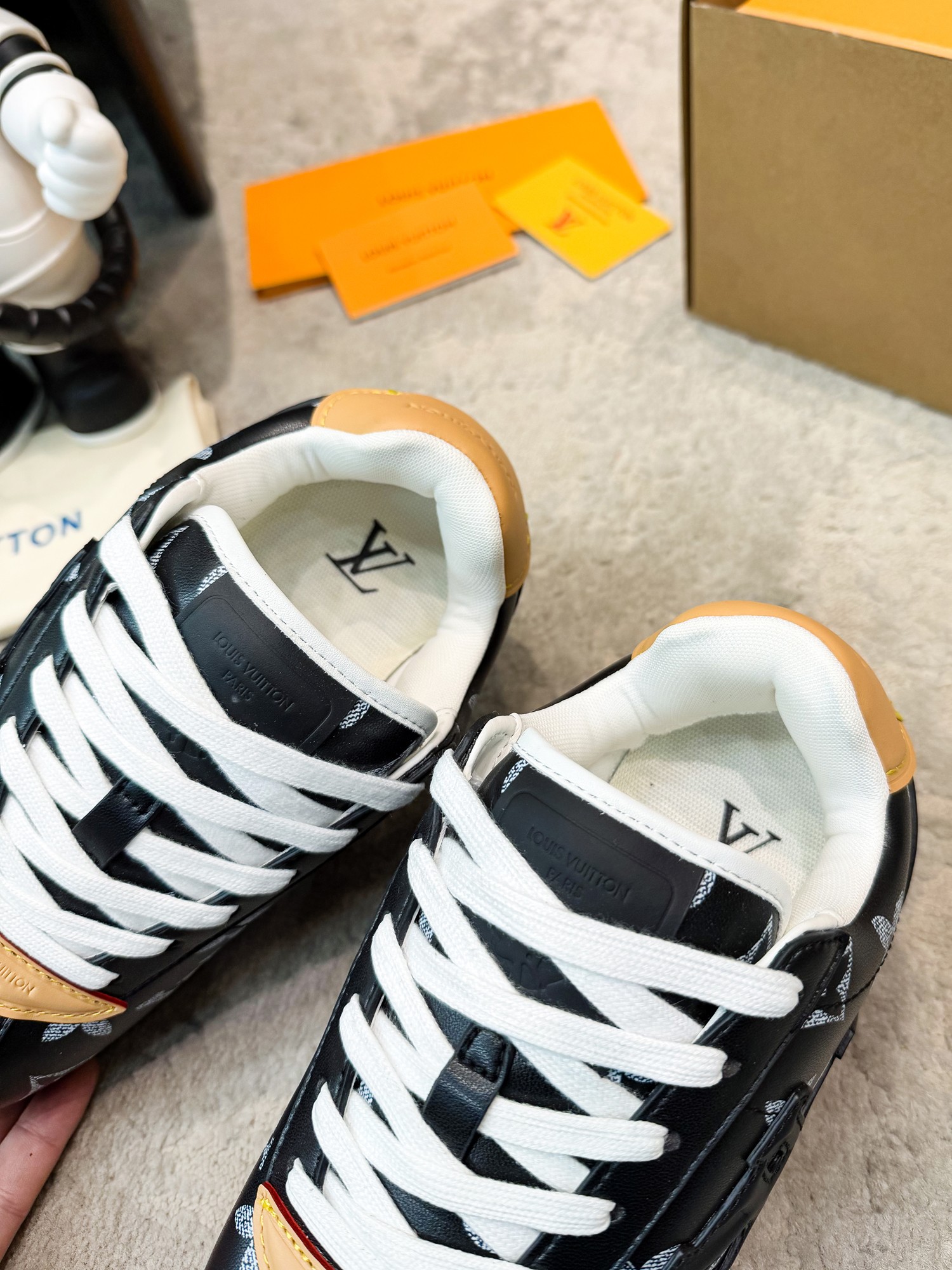 LV shoe