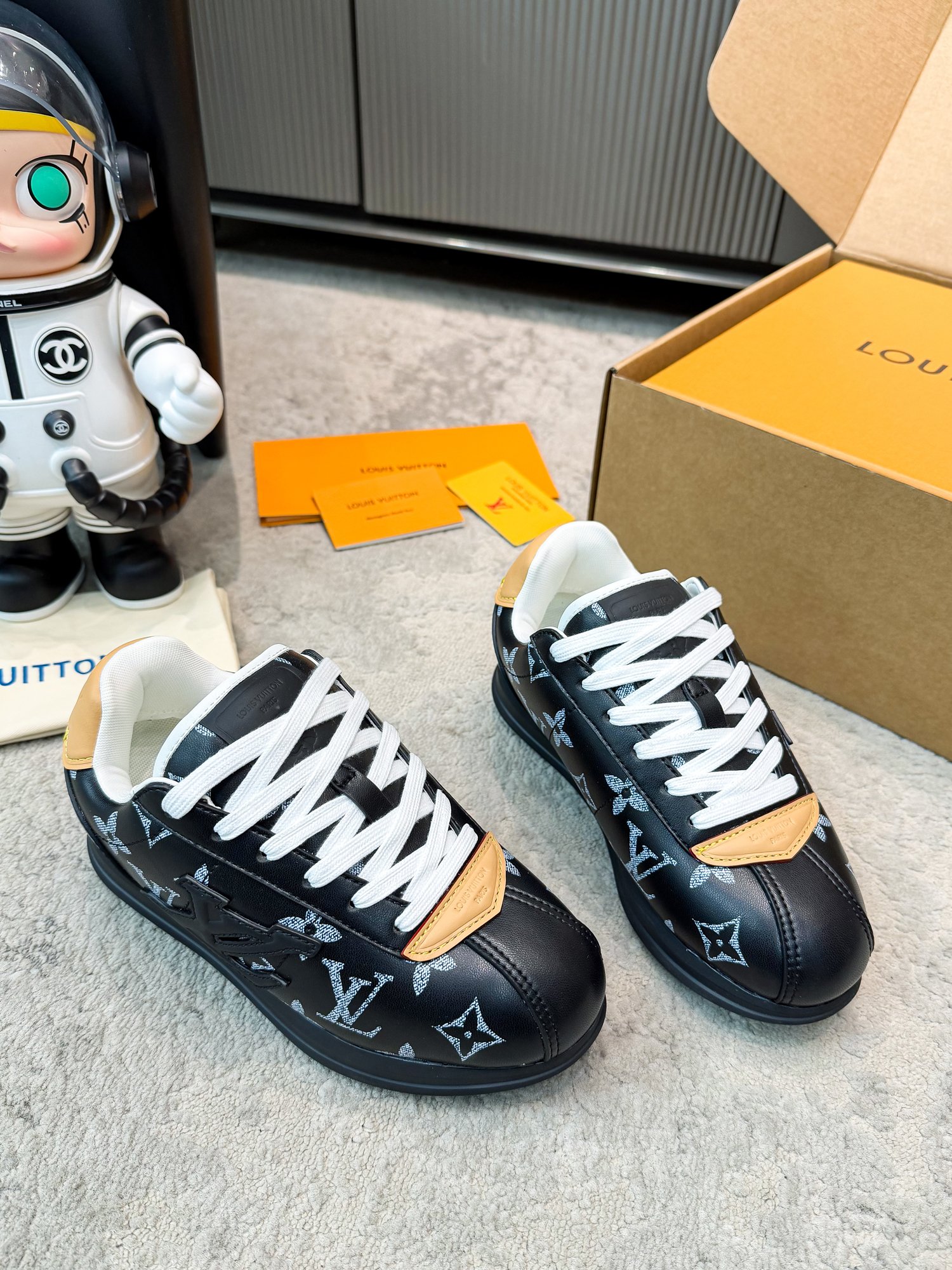 LV shoe