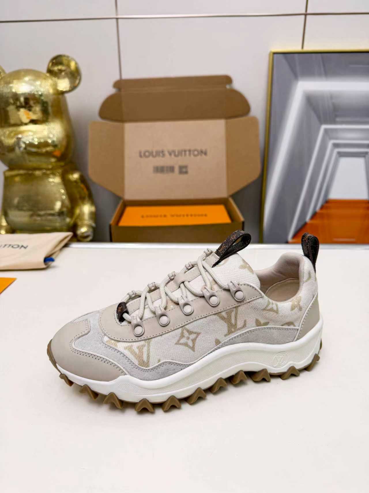LV shoe