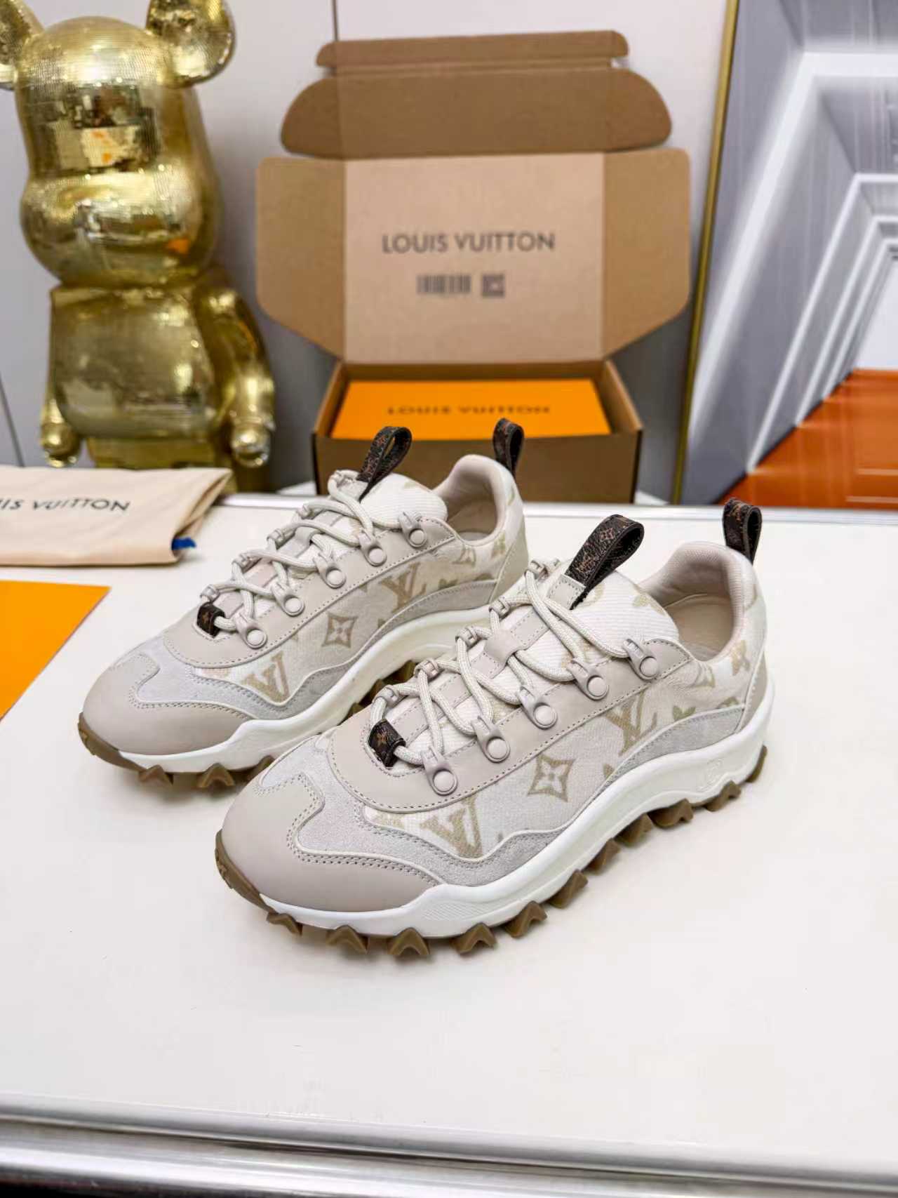 LV shoe