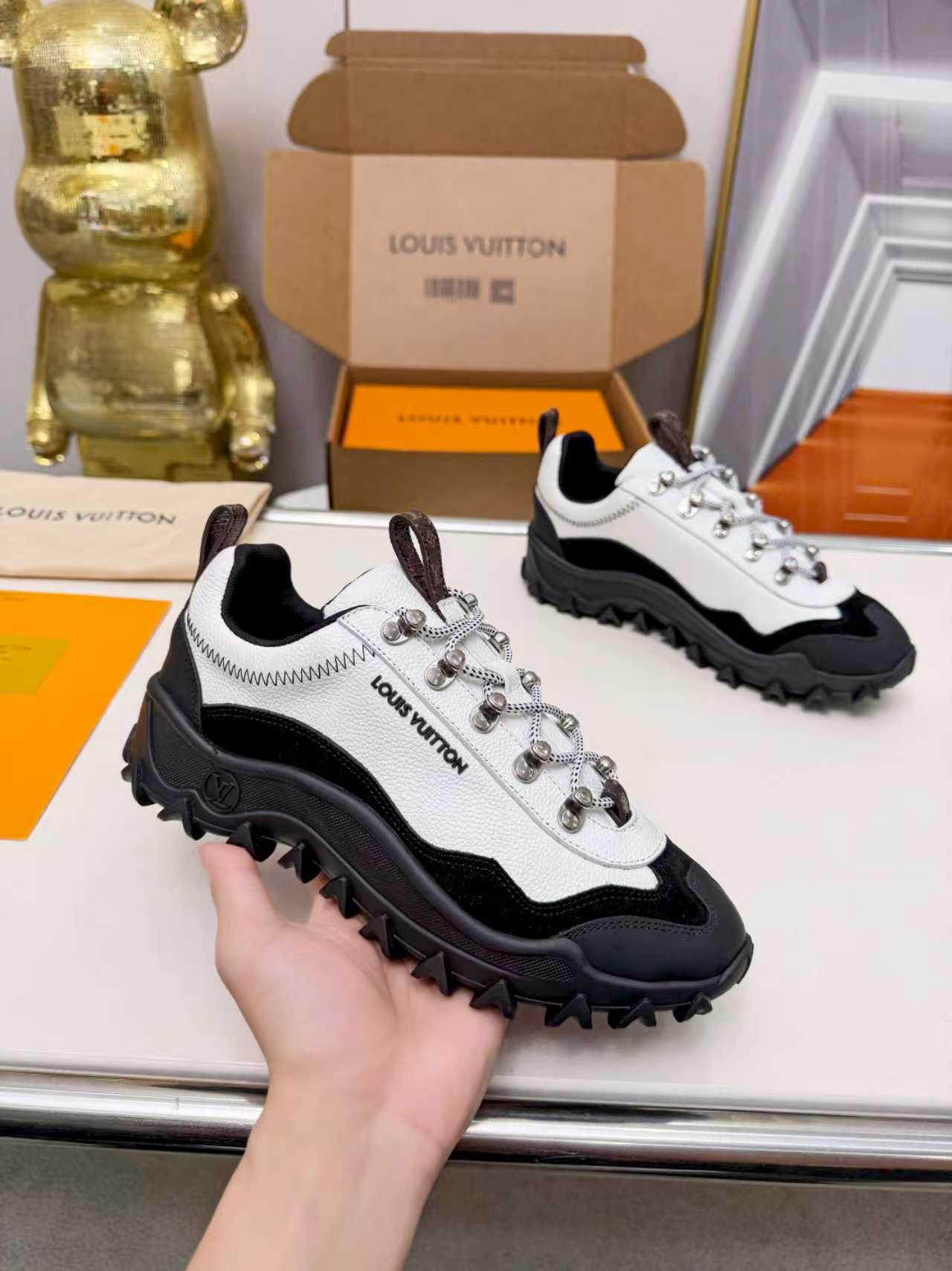 LV shoe