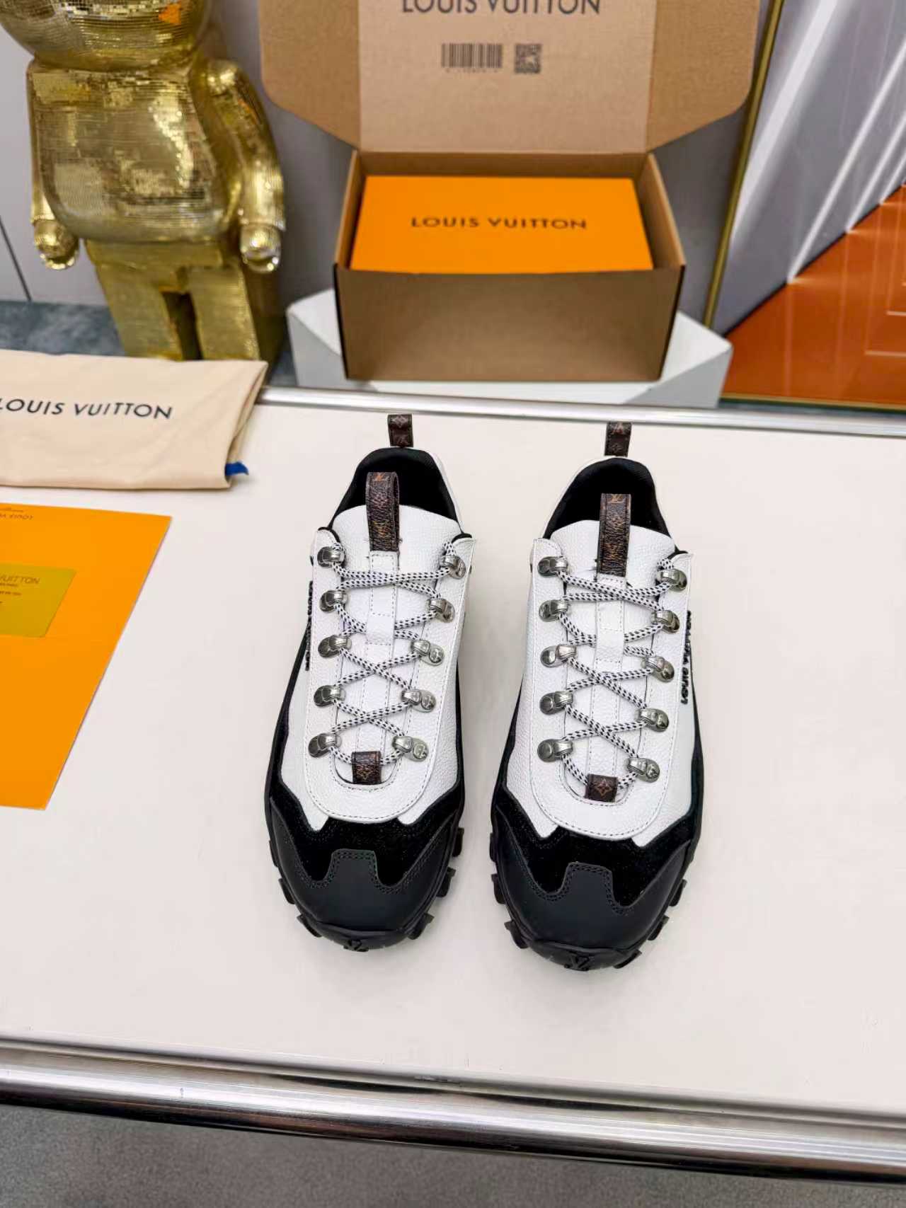 LV shoe