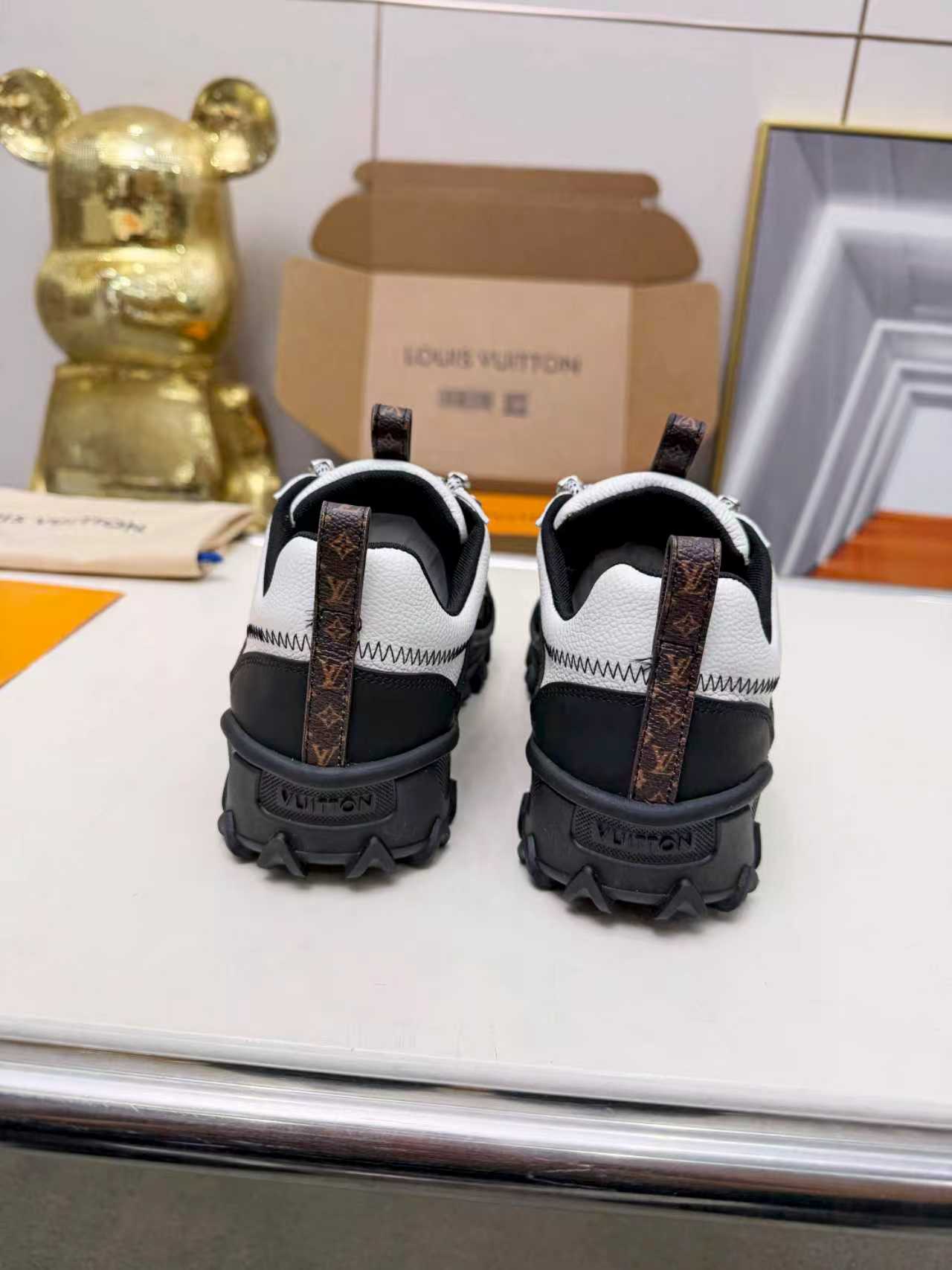 LV shoe