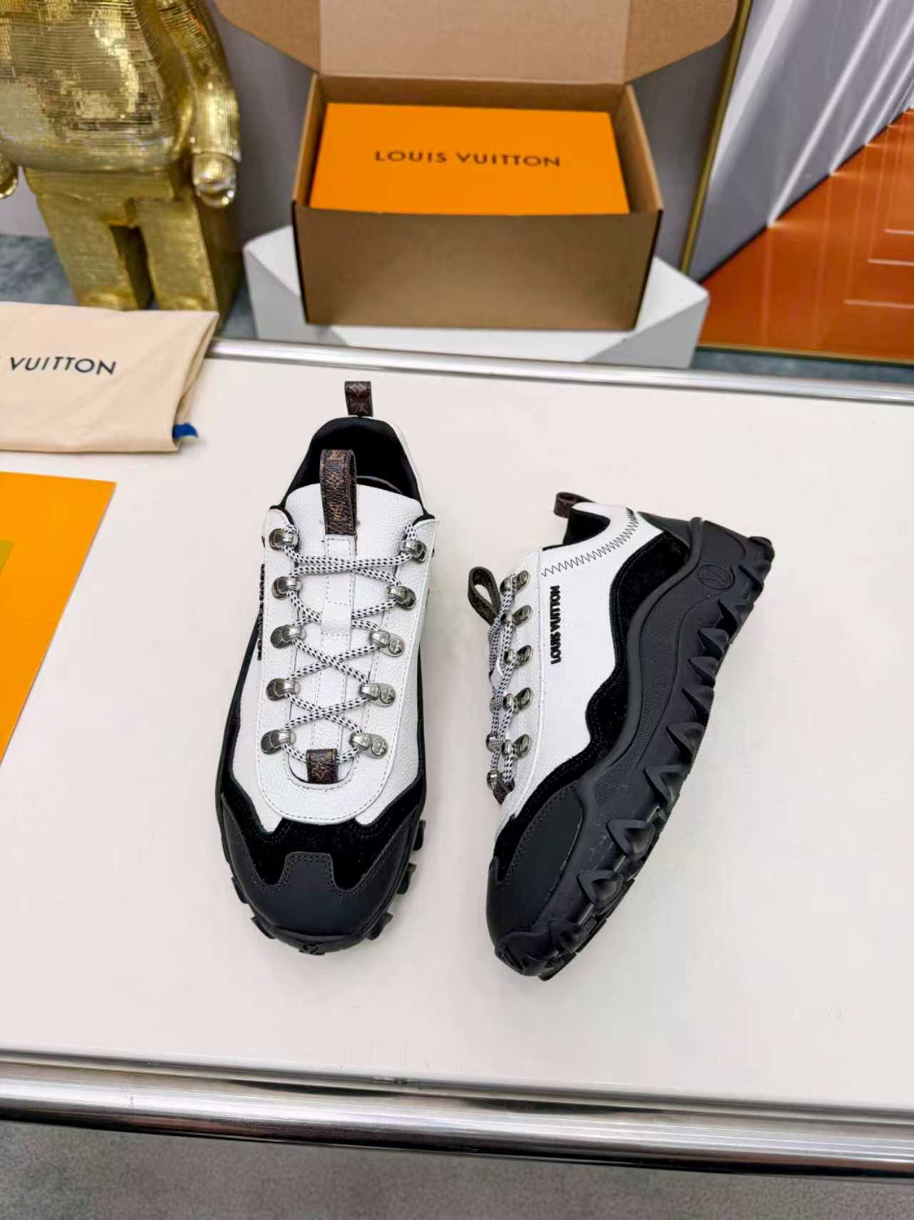 LV shoe