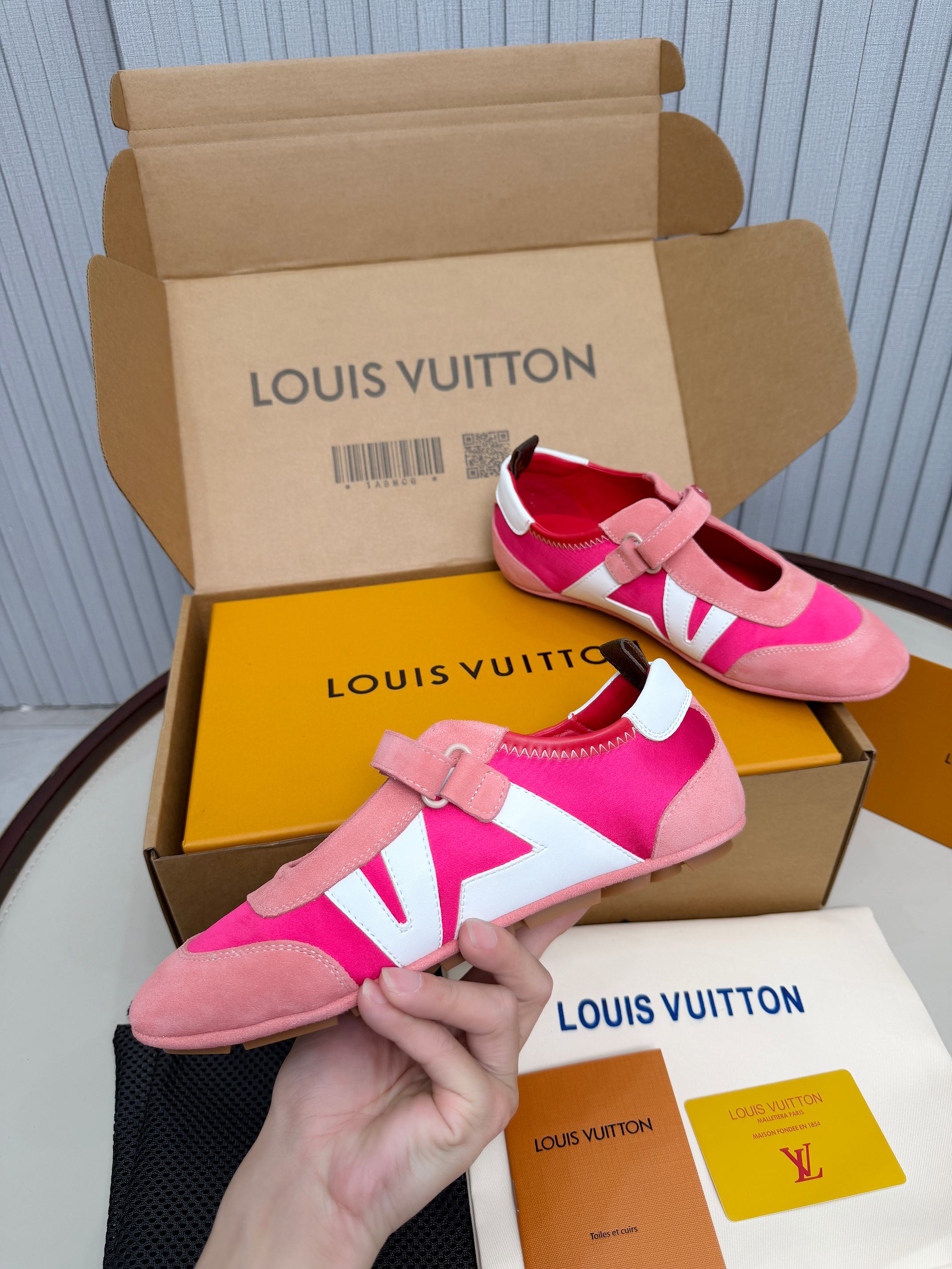 LV shoe