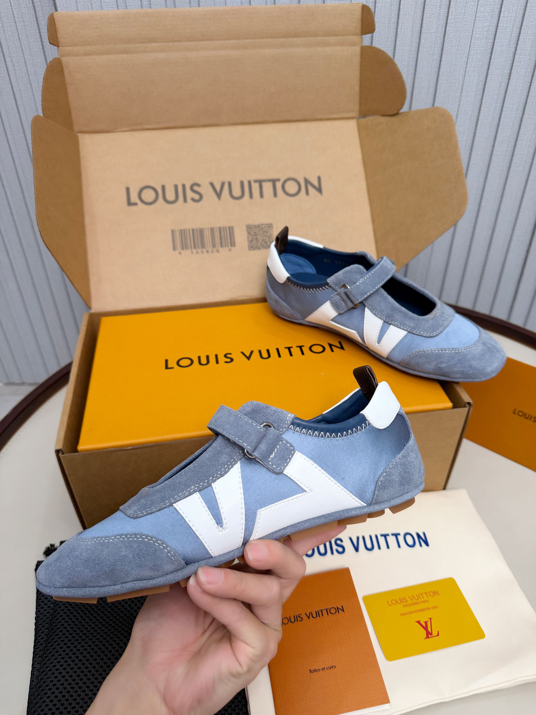 LV shoe