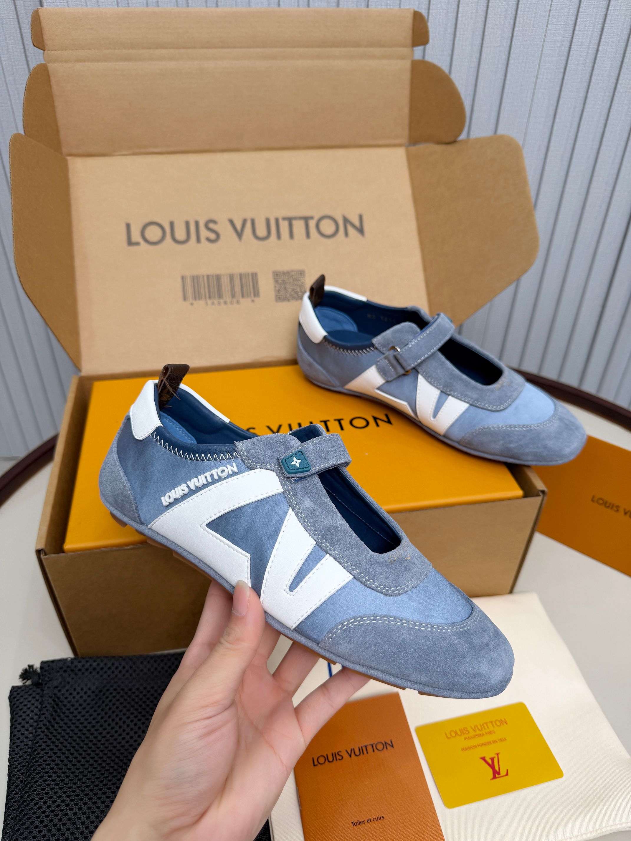 LV shoe