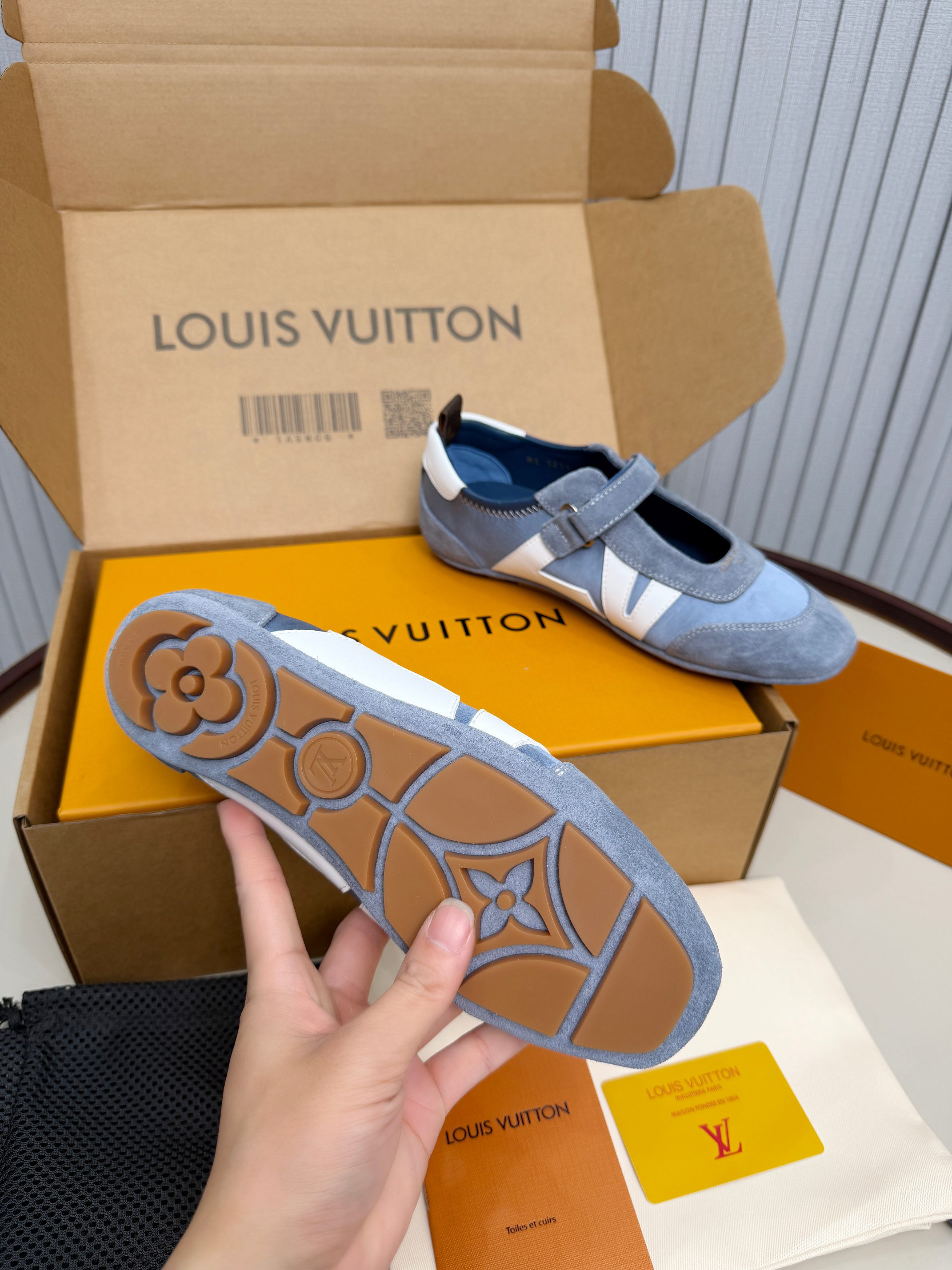 LV shoe
