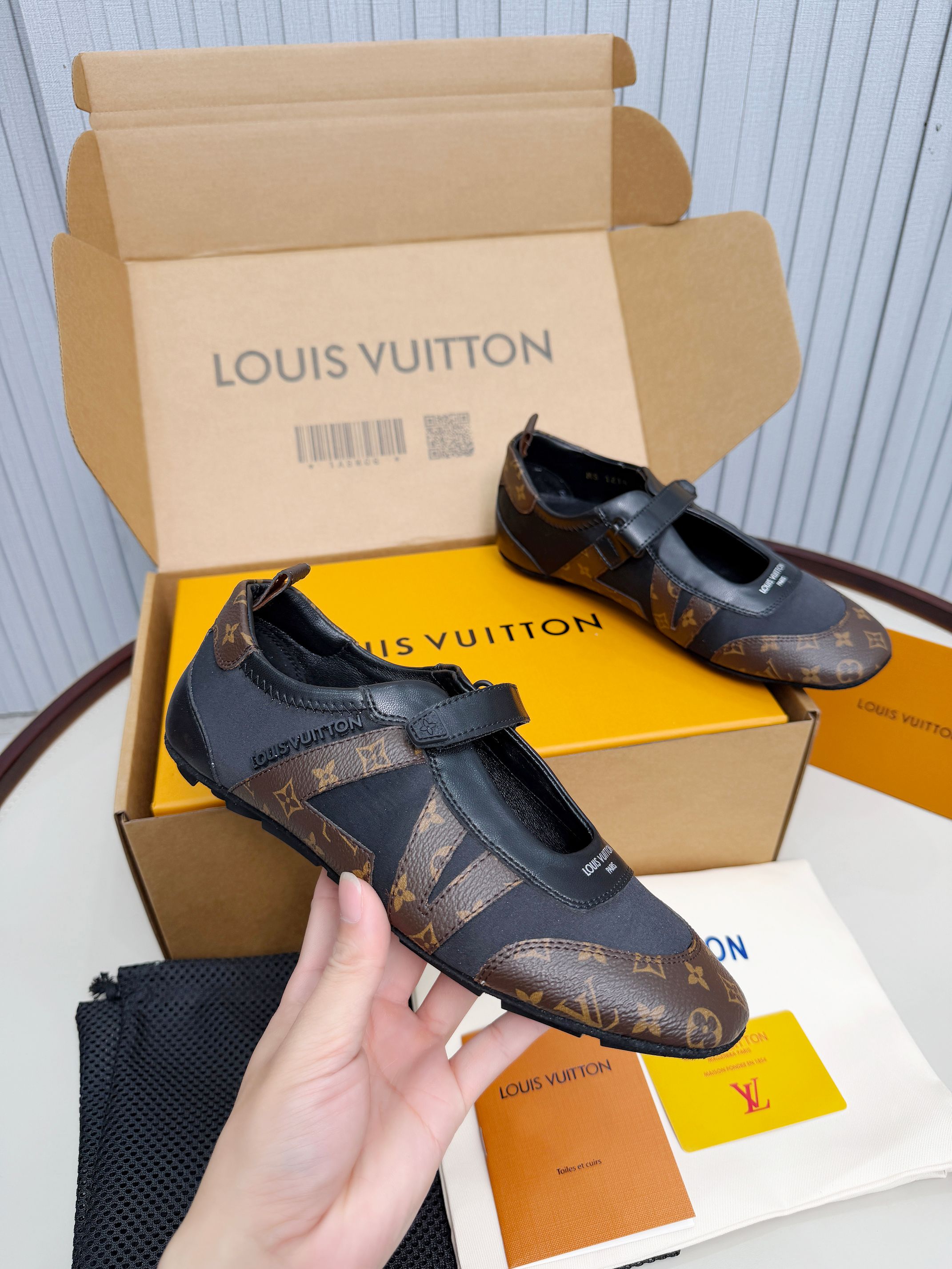 LV shoe