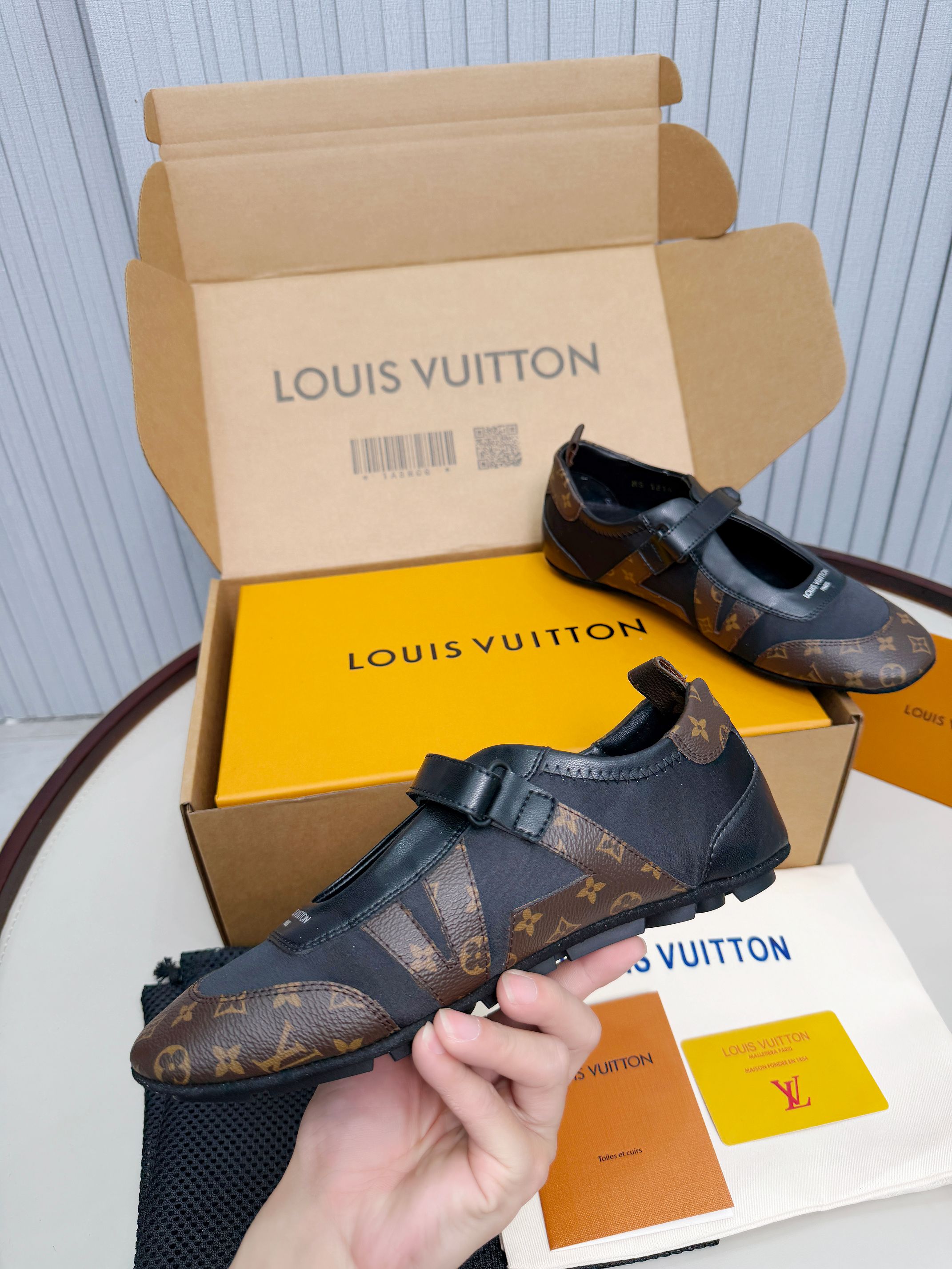 LV shoe