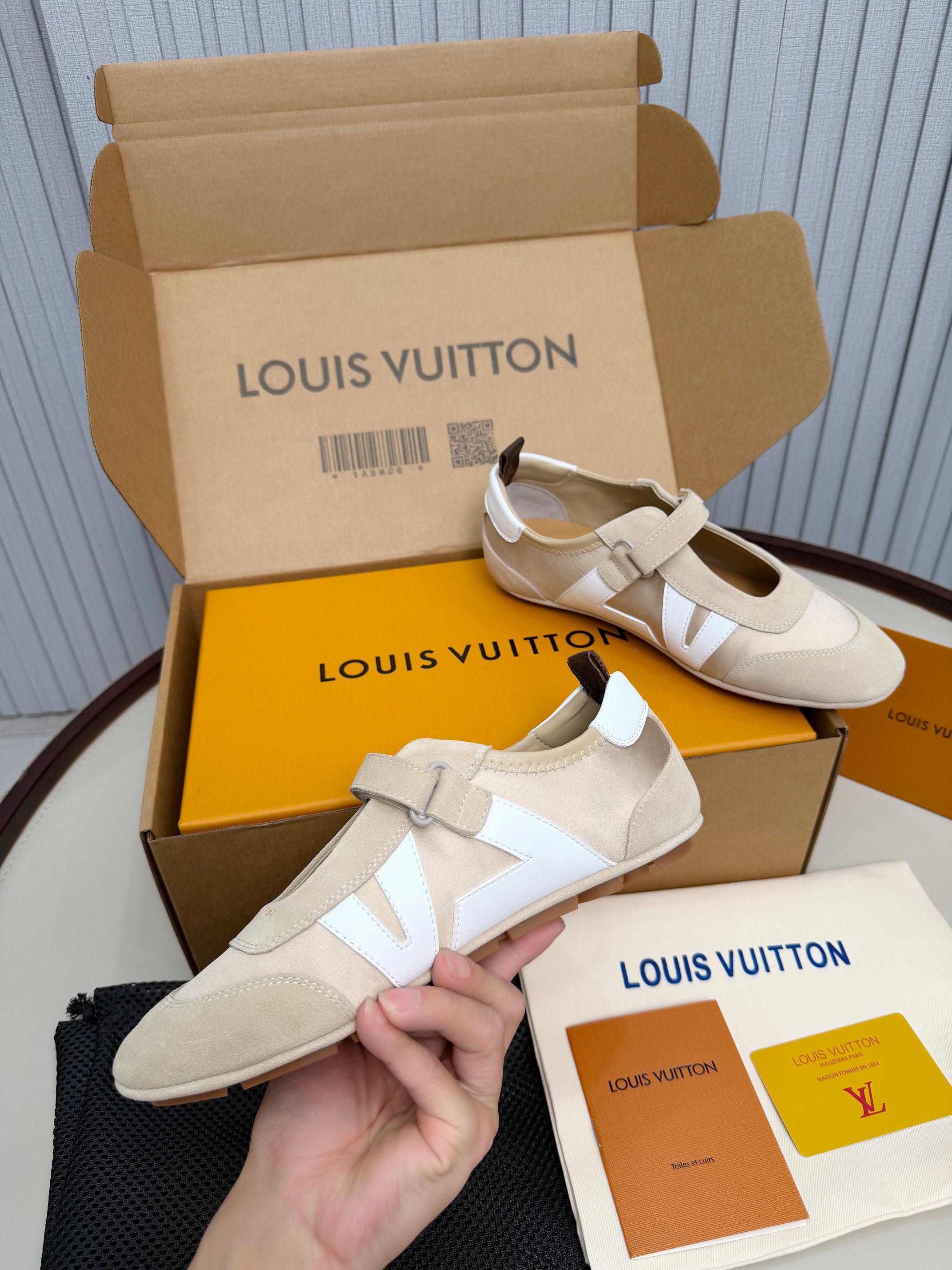 LV shoe