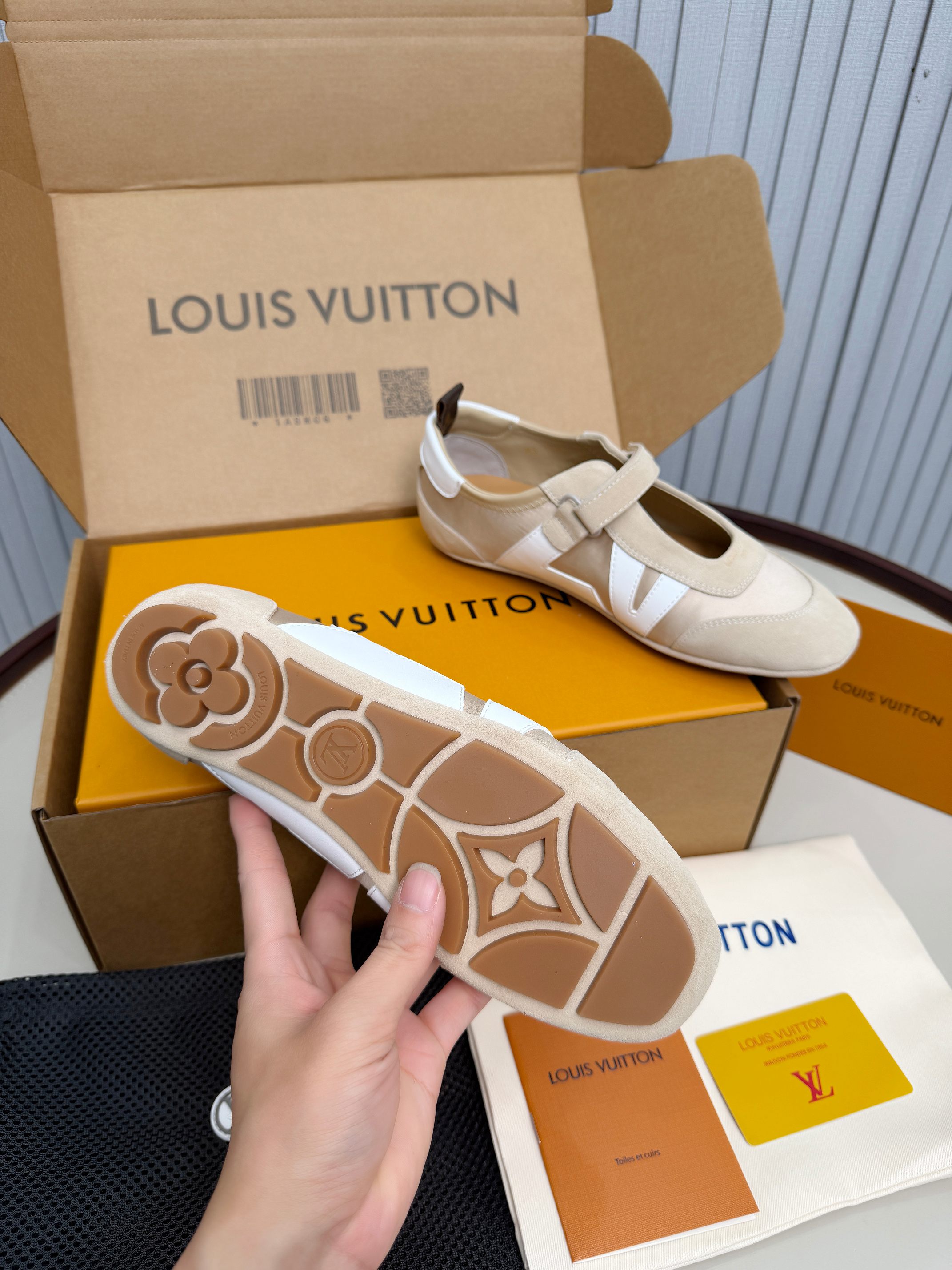 LV shoe