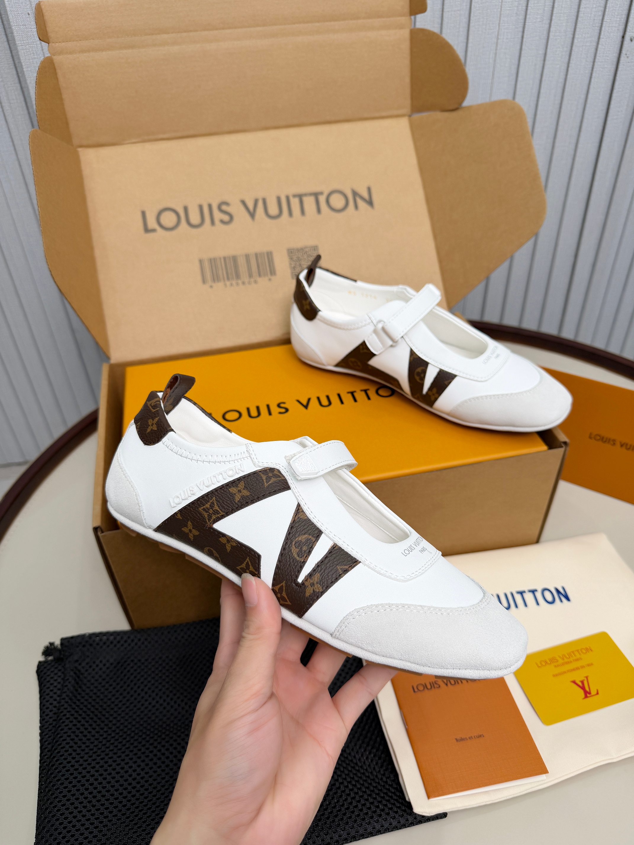 LV shoe