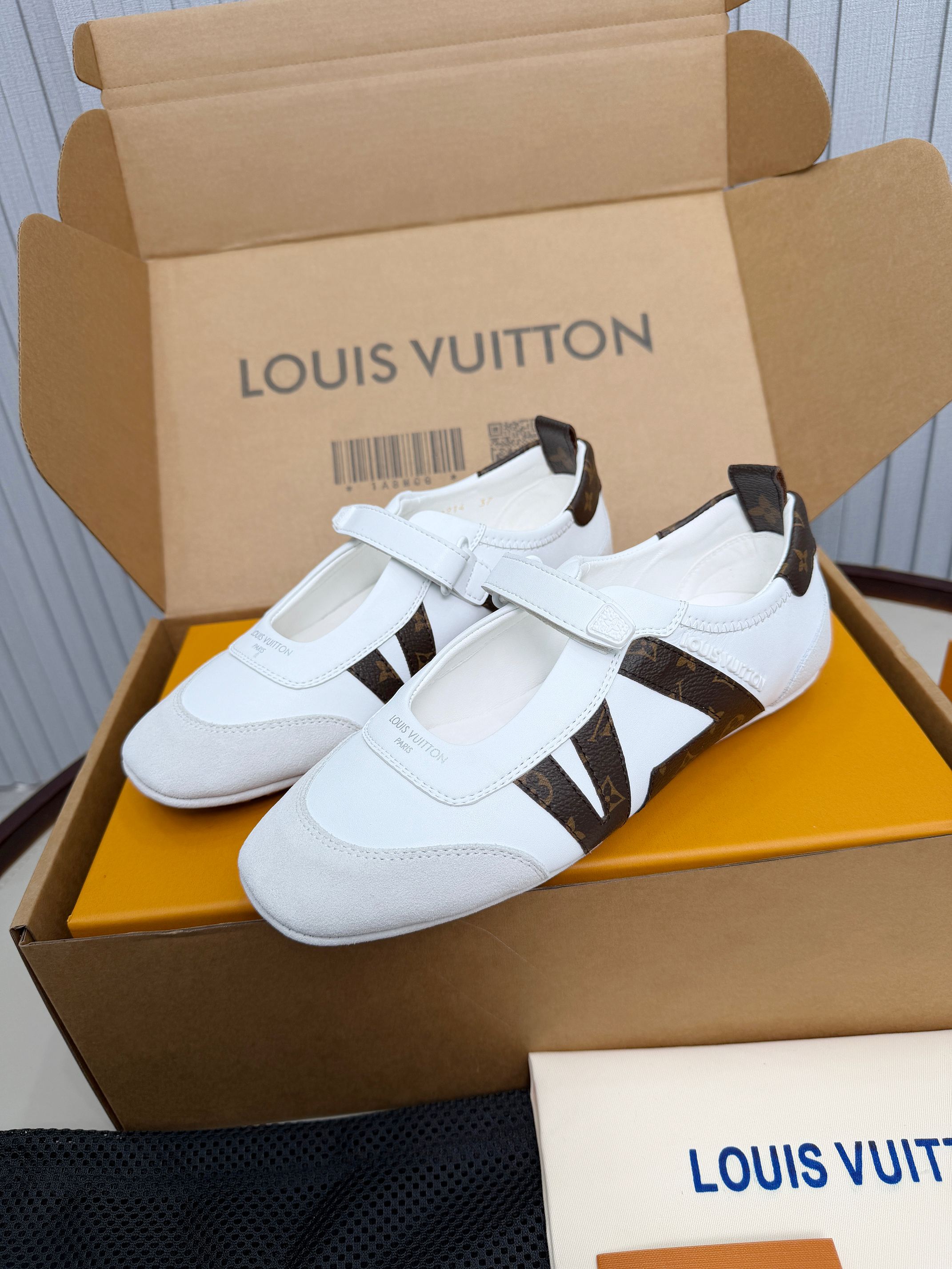 LV shoe
