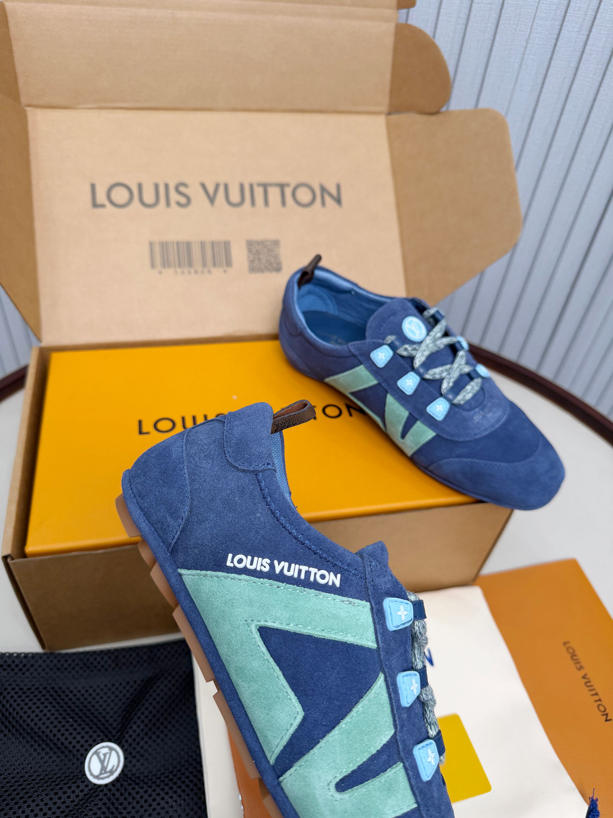 LV shoe