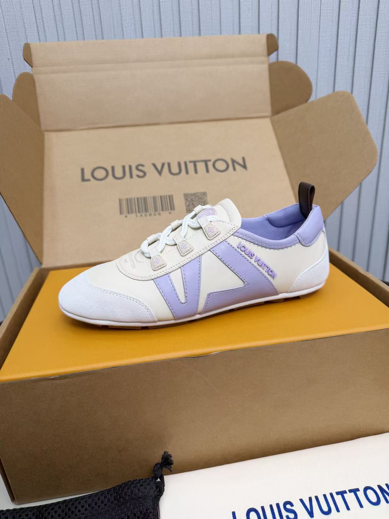 LV shoe