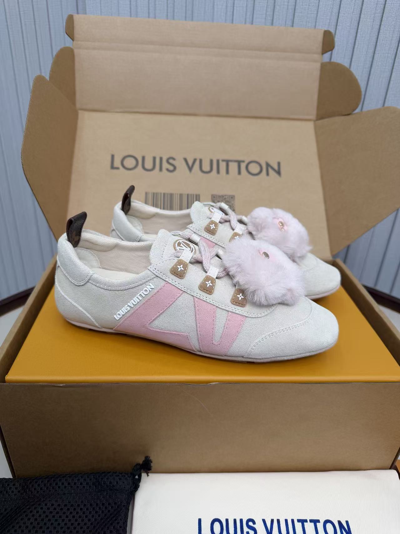 LV shoe